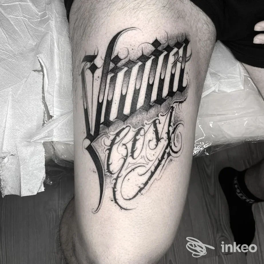 Tatuaggio lettering nero e grigio sulla coscia, foto realizzata presso LIGHTHAUS TATTOO di LUCA NATALINI a Montecatini-Terme.