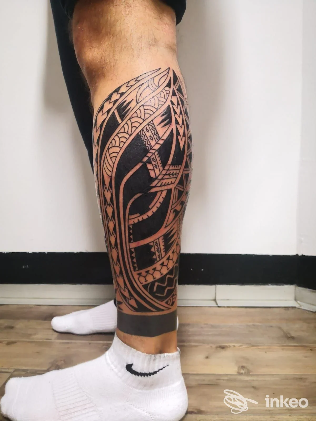 Tatuaggio nero a pattern grafico sul polpaccio, Loscafamily Tattoo Piercing, Camucia.