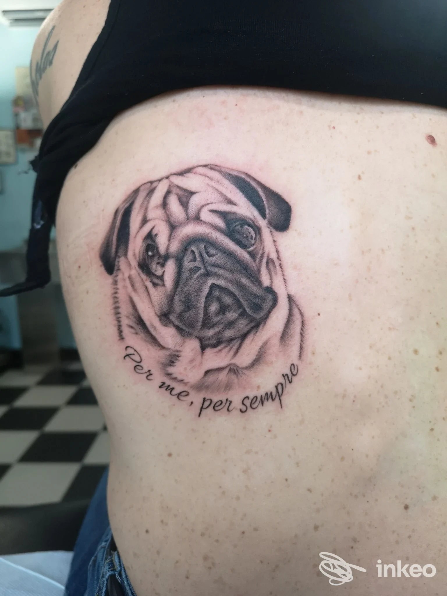 Tatuaggio ritratto di un carlino sul fianco, eseguito da Love Buzz Tattoo & Shop a Pietrasanta.