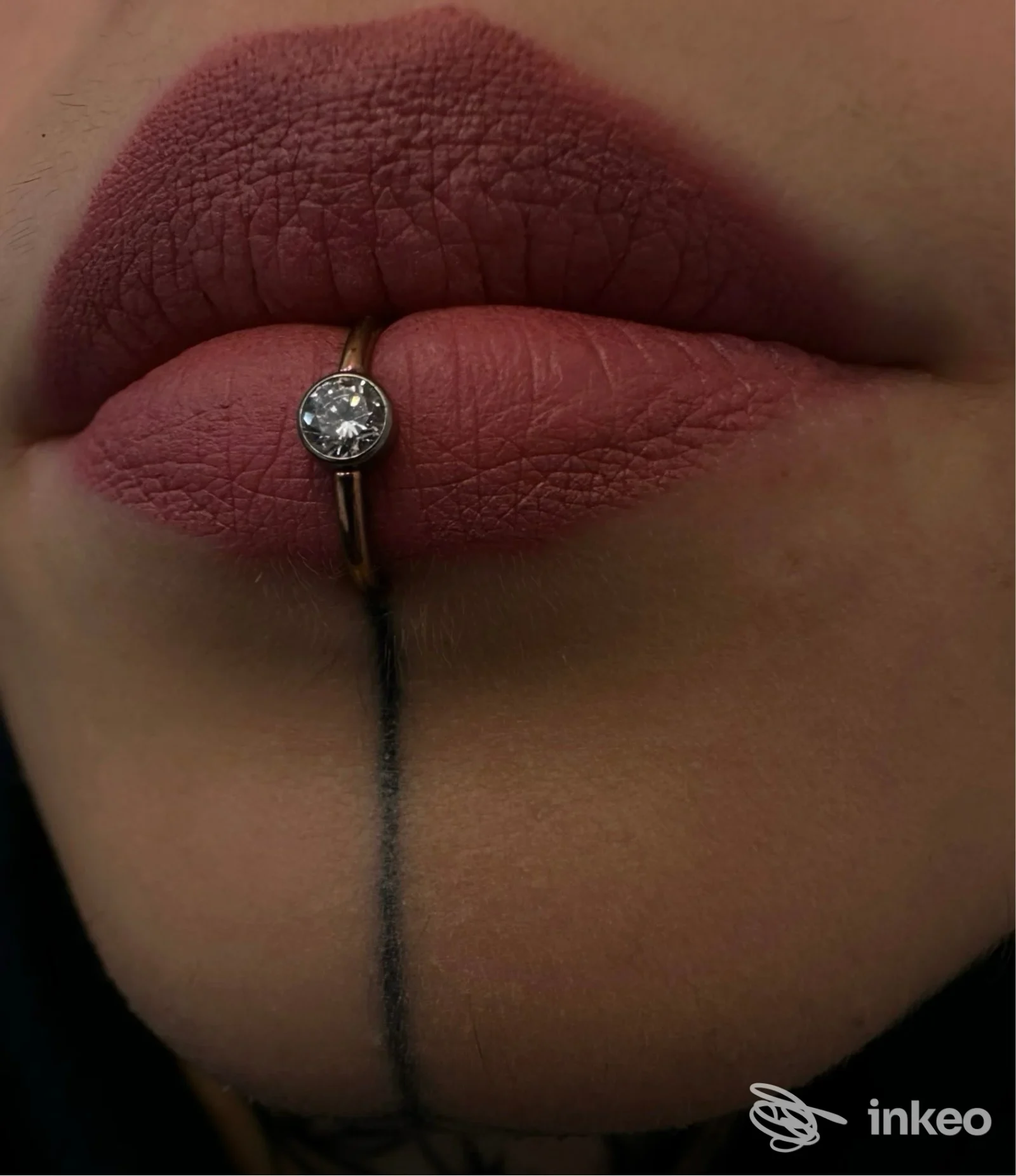 Primo piano di labbra con piercing labret e linea nera sul mento, foto dal portfolio di Magnus Piercer a Sesto Fiorentino.