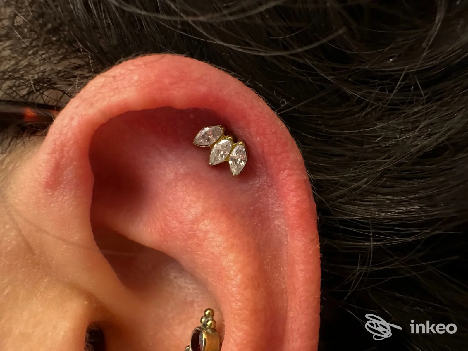 Piercing al padiglione con tre zirconi a marquise sull'orecchio sinistro, Magnus Piercer, Sesto Fiorentino.