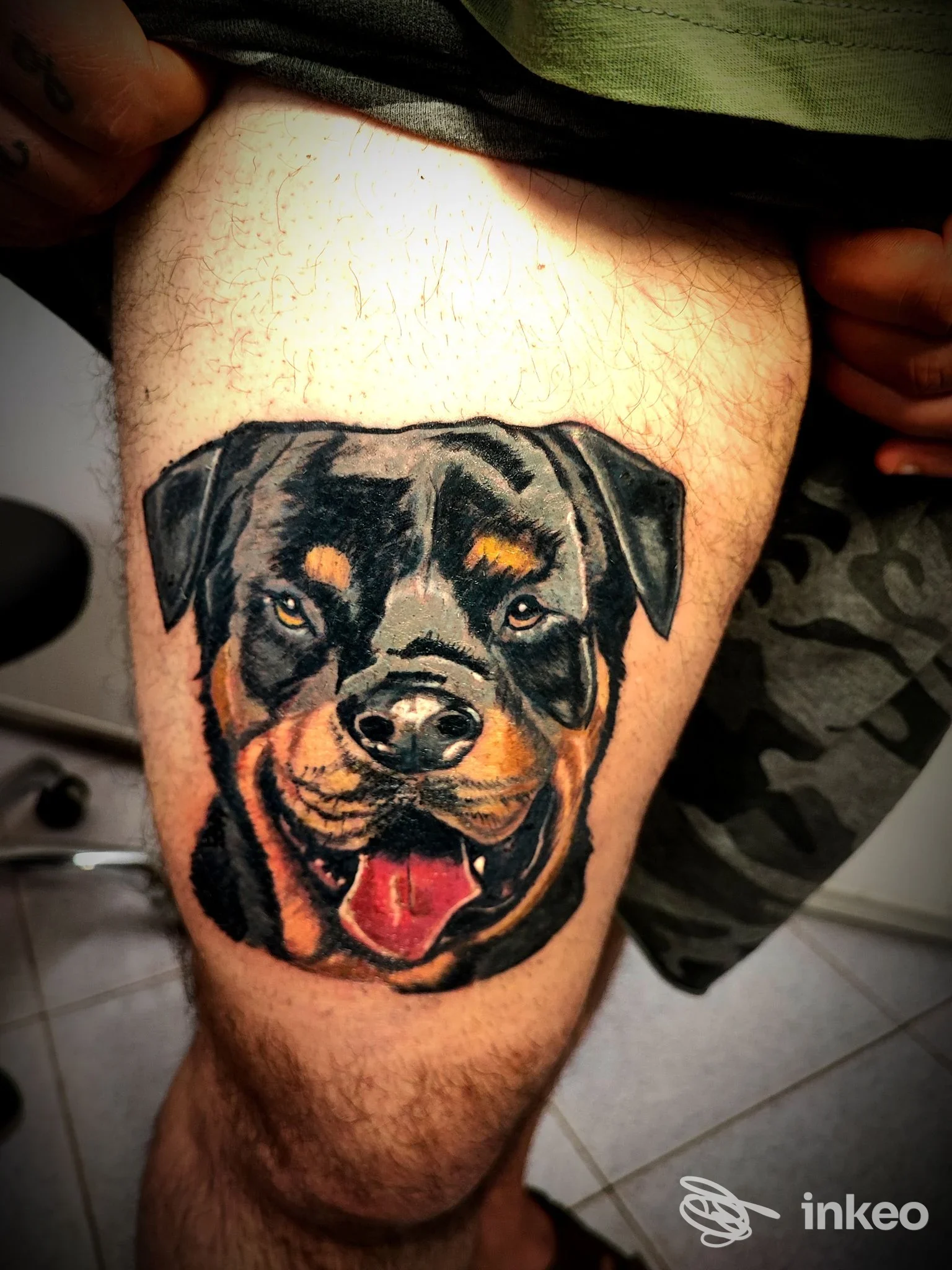 Tattoo realistico di un cane sul polpaccio, realizzato direttamente sulla pelle.