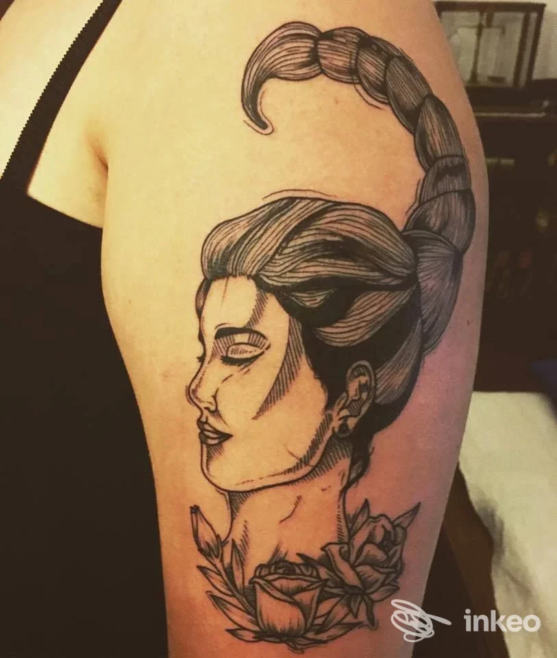 Tatuaggio sul braccio con profilo femminile stilizzato e fiori, lavoro di Mattattoo di Matteo Masini a Firenze.