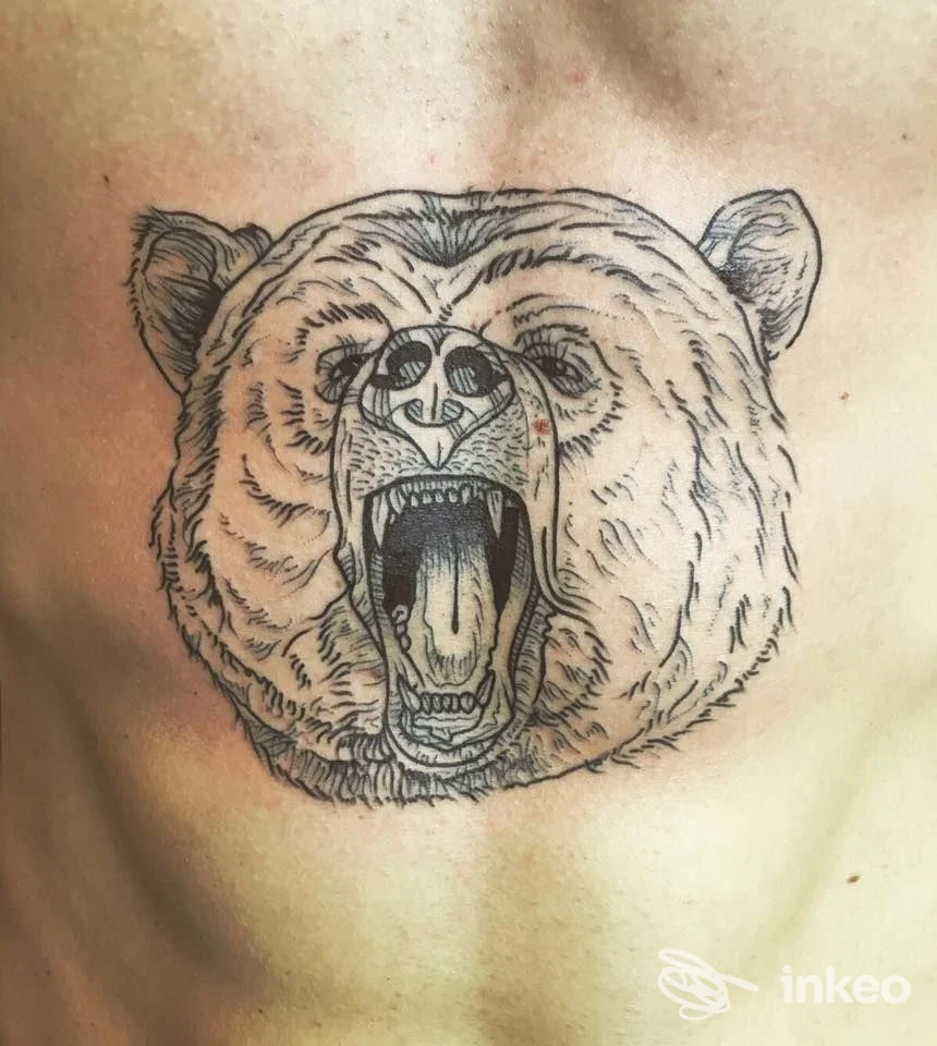 Tatuaggio a inchiostro nero della testa di un orso sul petto, eseguito da Mattattoo di Matteo Masini, Firenze.