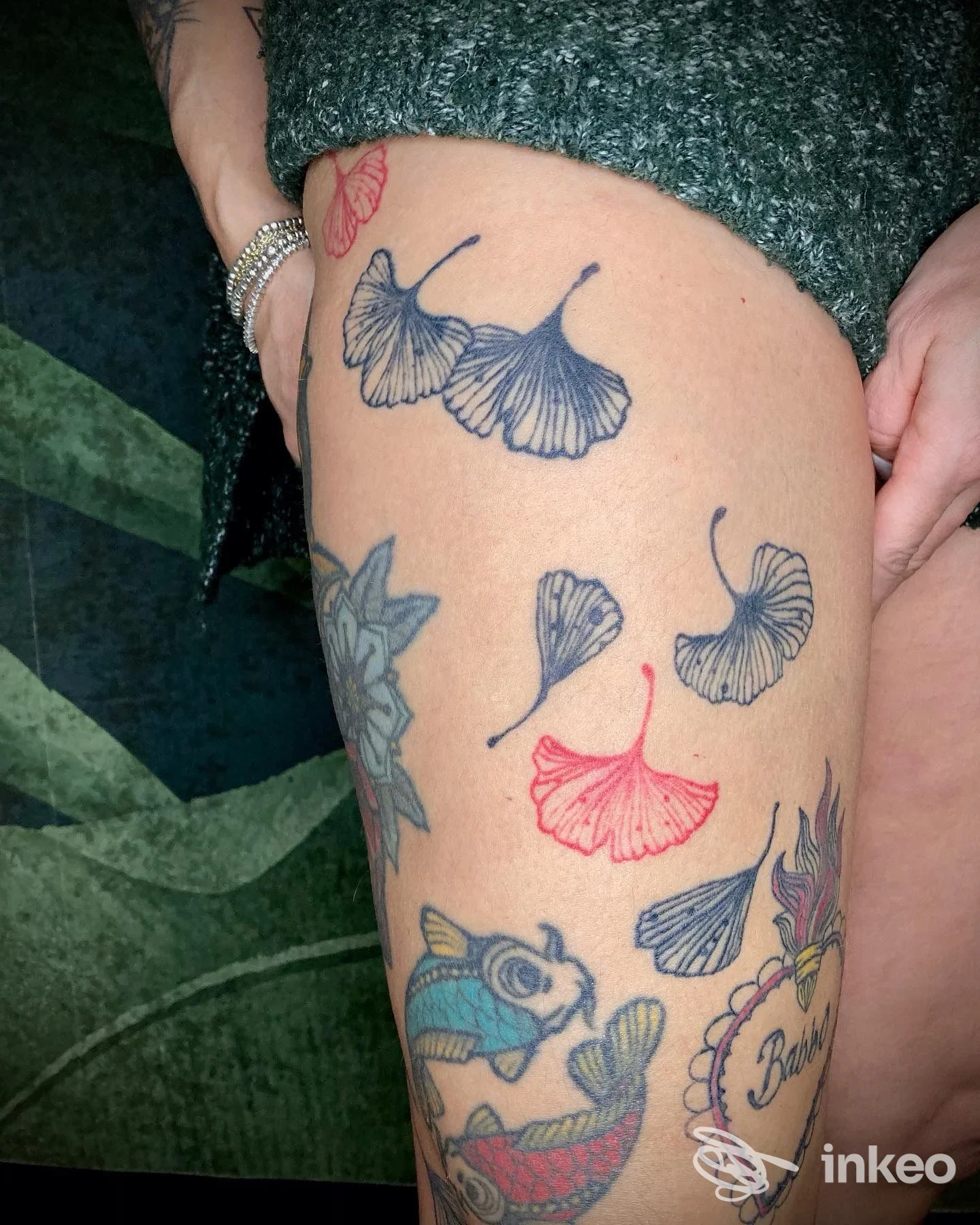 Primo piano della coscia con diversi tatuaggi colorati e in nero, foto inviata da Maya Boll Art & Tattoo, Firenze.