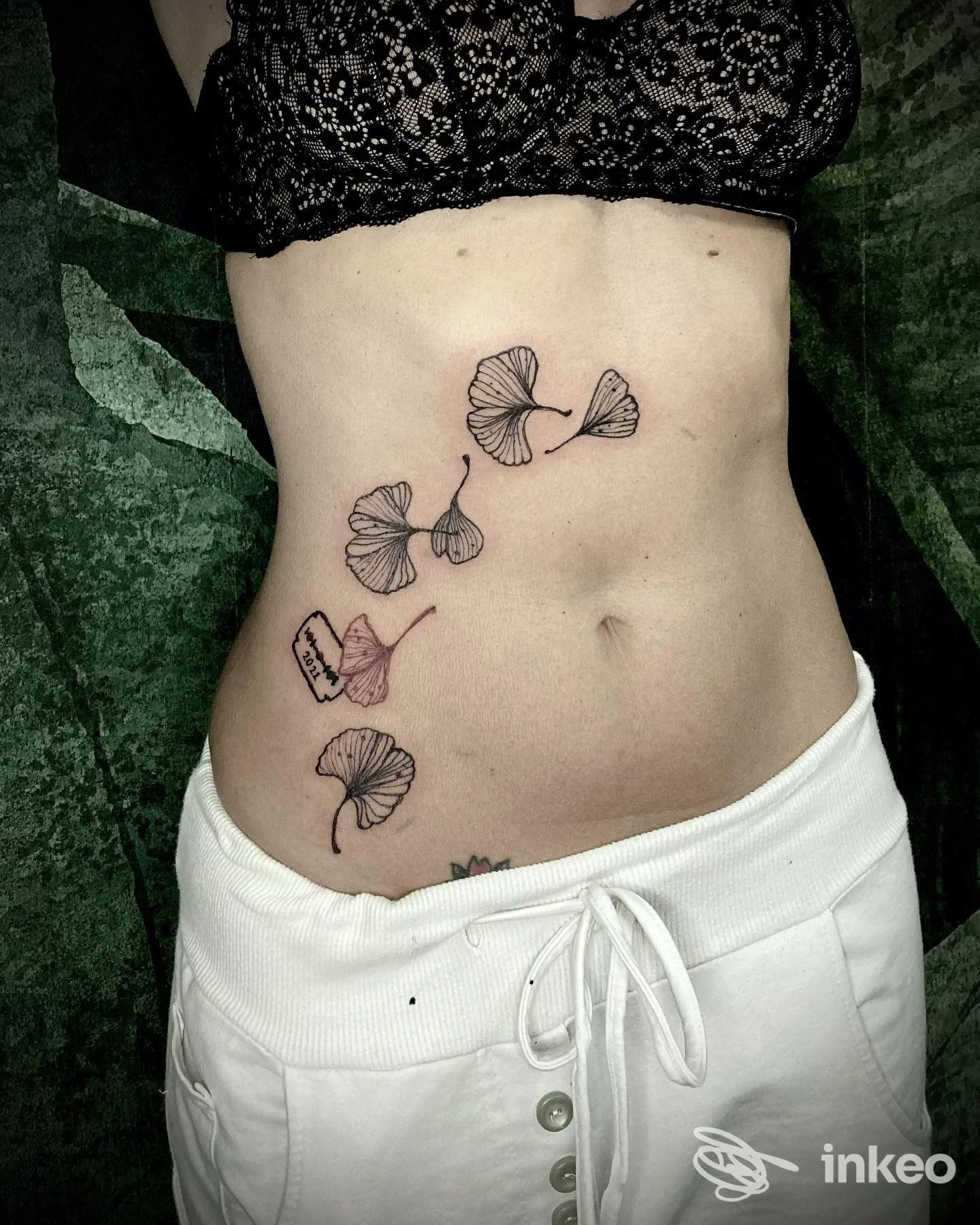 Dettaglio del tatuaggio floreale sul fianco e addome, fotografia inviata da Maya Boll Art & Tattoo, Firenze.