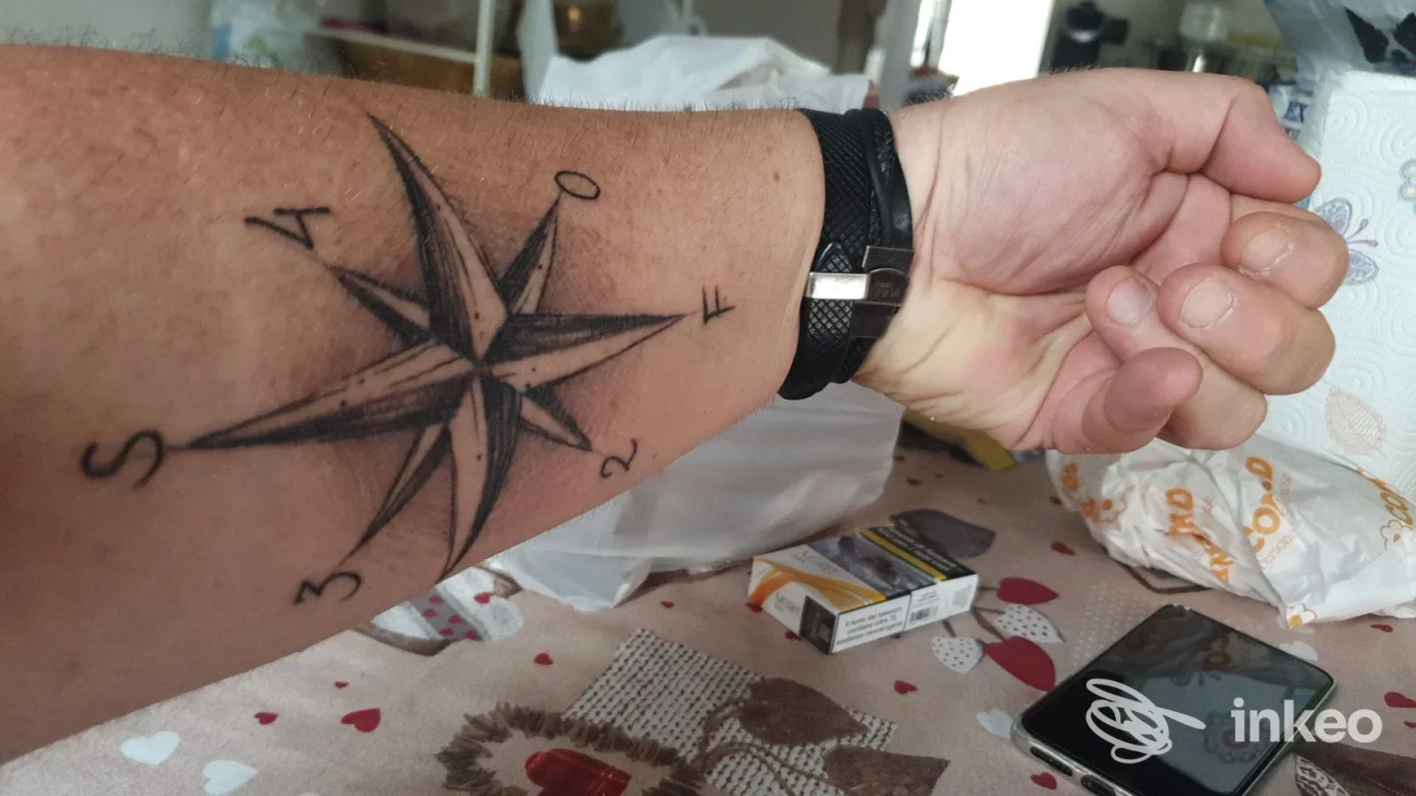Tatuaggio a bussola in nero sull'avambraccio, foto inviata per Modern Tattooing Lucca, Lucca.
