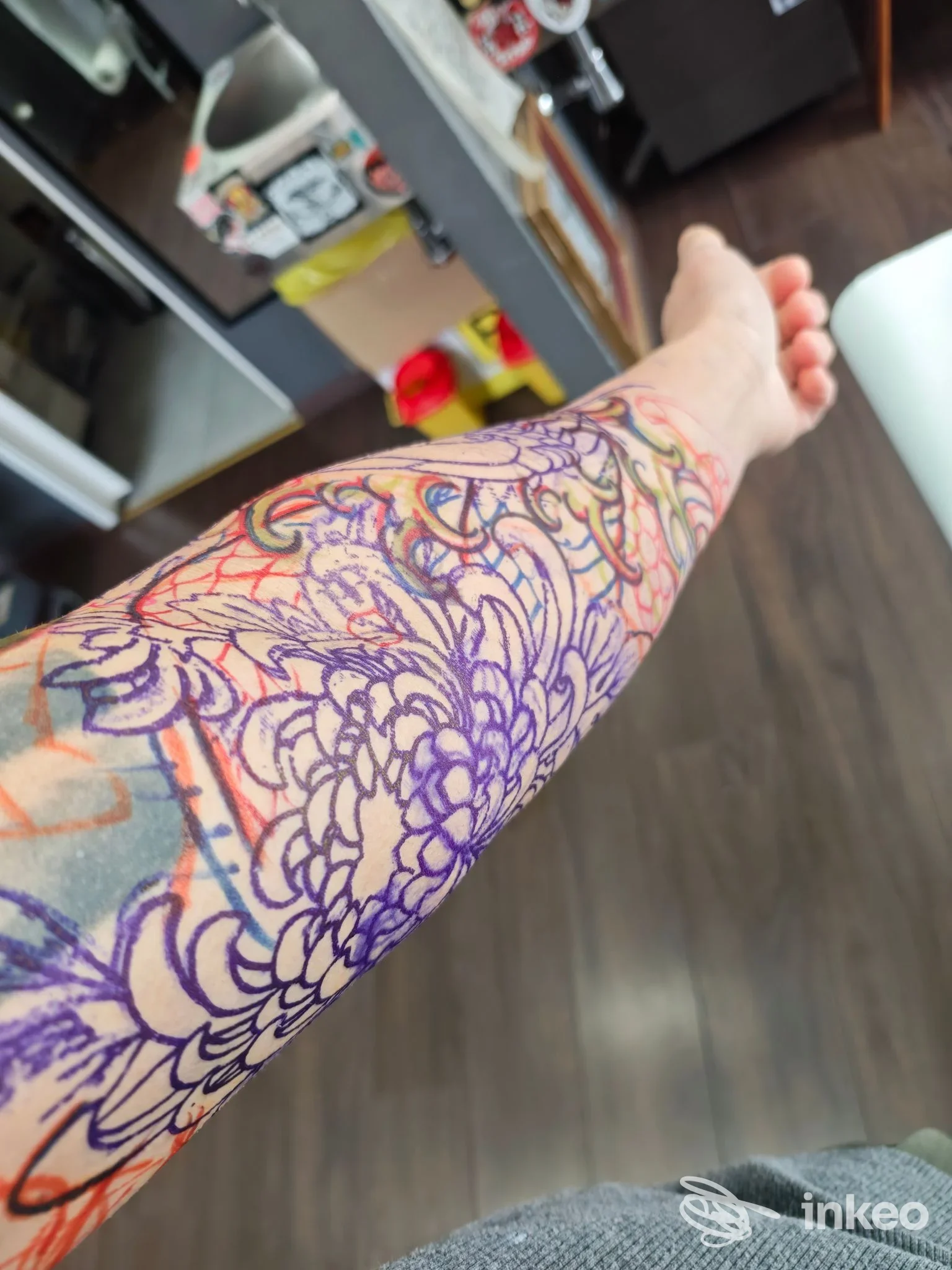 Avambraccio con tatuaggio in fase di lavoro, linee e stencil colorati su pelle, Modern Tattooing Lucca, Lucca.