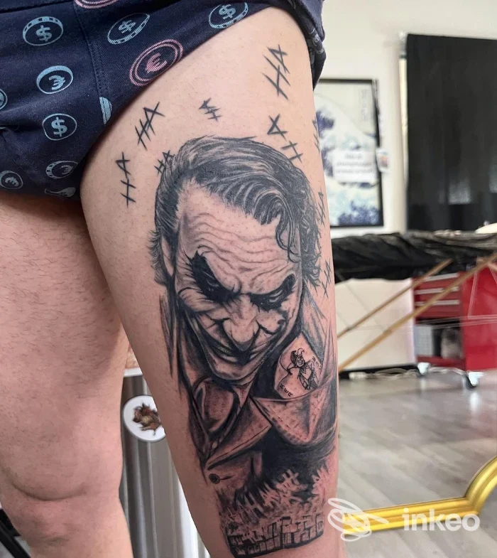Tatuaggio realistico in bianco e nero sul lato della coscia, foto fornita da NoireInkTattooStudio a Pontedera.