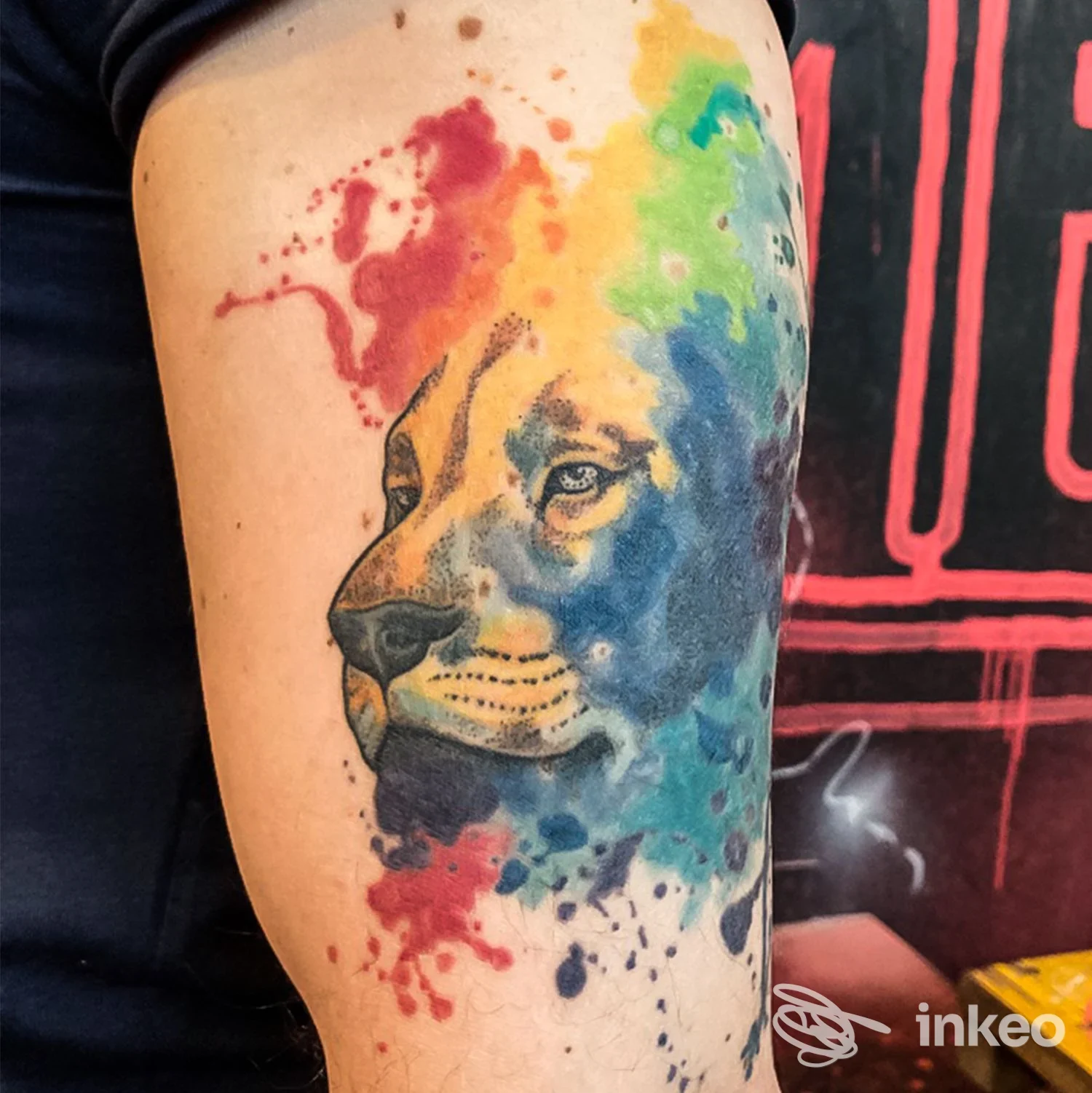 Tatuaggio stilizzato a acquerello di un leone sull'avambraccio, NeroPerla tattoo, Firenze.