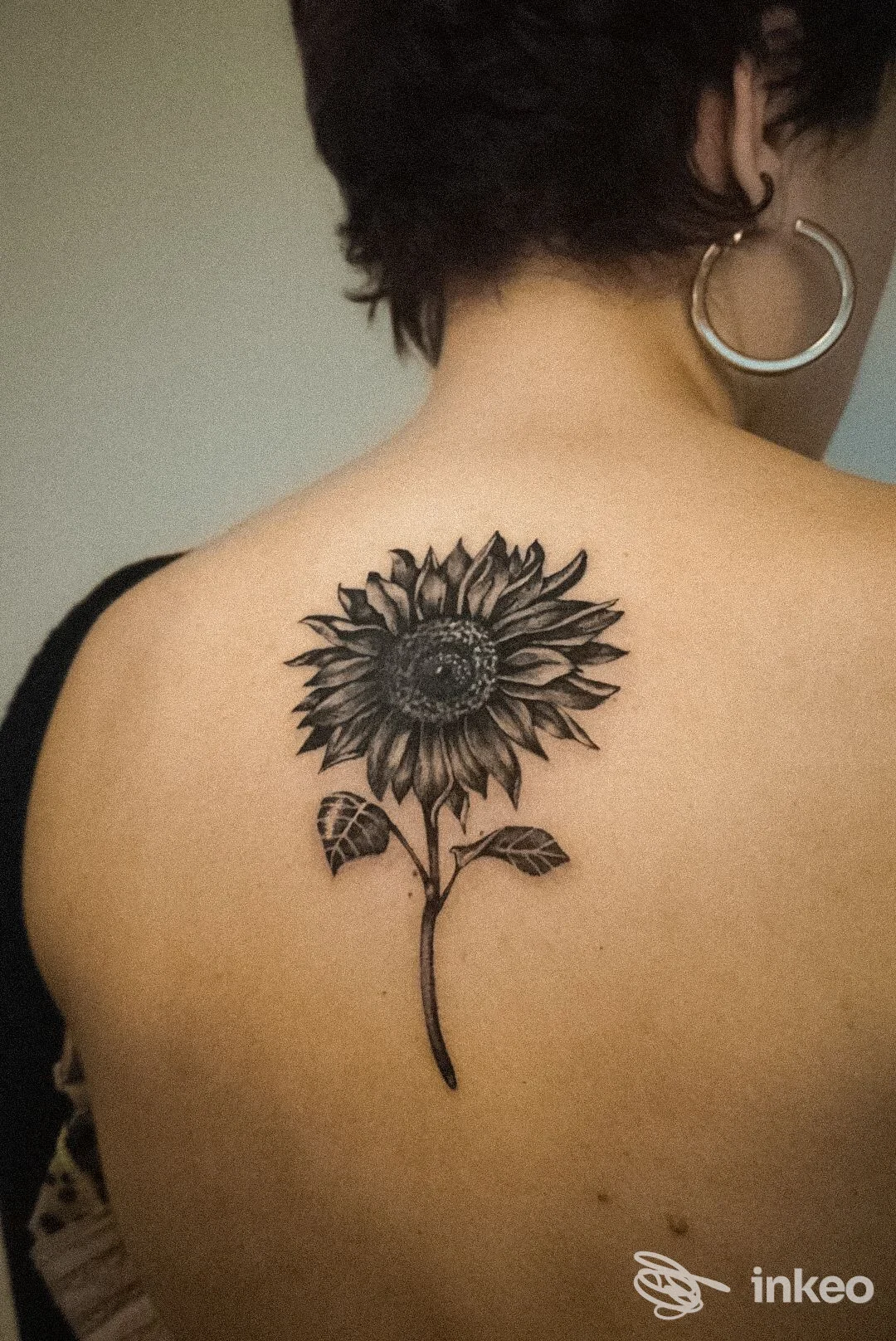 Tatuaggio a girasole in nero sulla parte superiore della schiena, foto inviata da Nikynk tattoo studio, Grassina.