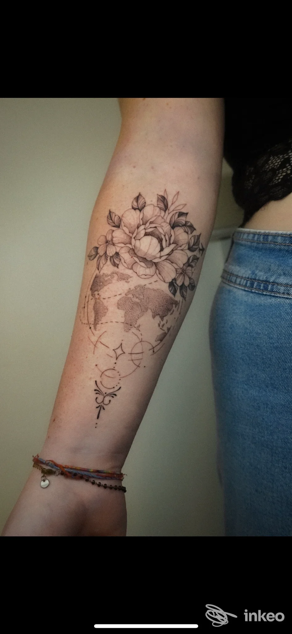 Tatuaggio floreale con mappa stilizzata e simboli geometrici sull'avambraccio, foto fornita da Nikynk tattoo studio, Grassina.