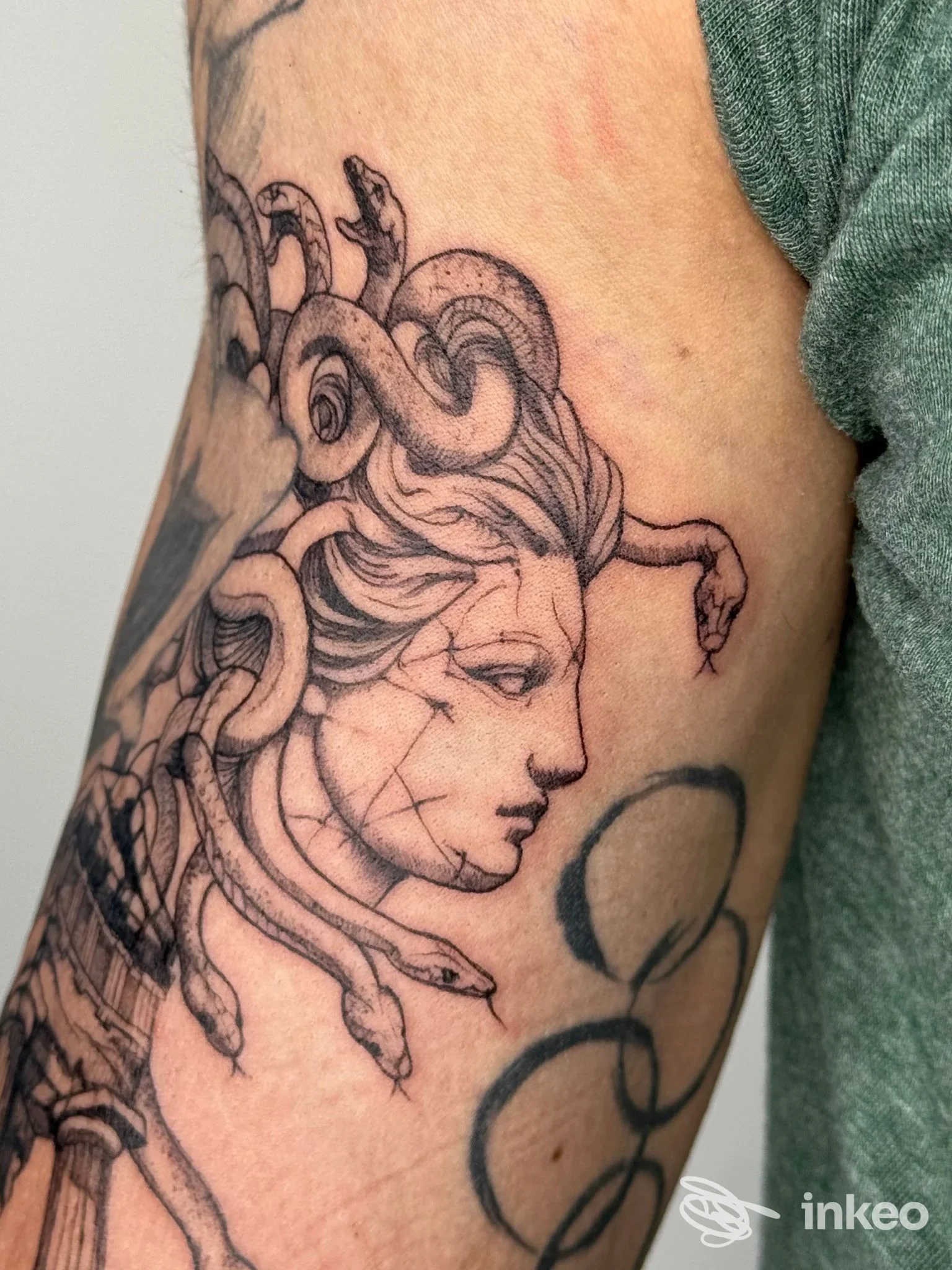 Dettaglio di tatuaggio in bianco e nero raffigurante Medusa sul braccio, scattato per Nora Tattoo Studio a Scandicci.