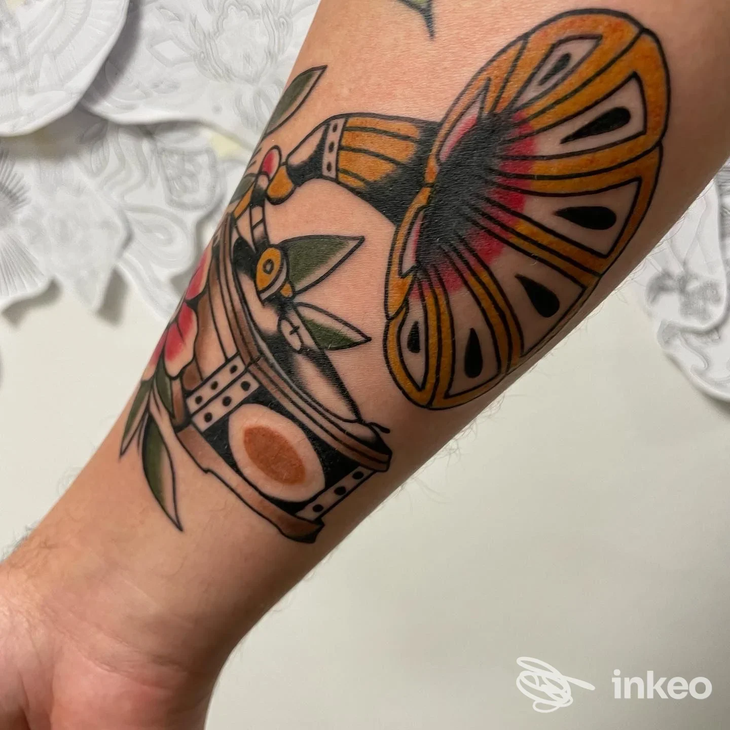 Tatuaggio a colori su avambraccio raffigurante un grammofono e fiori — Obsolete Tattoo studio, Arezzo.