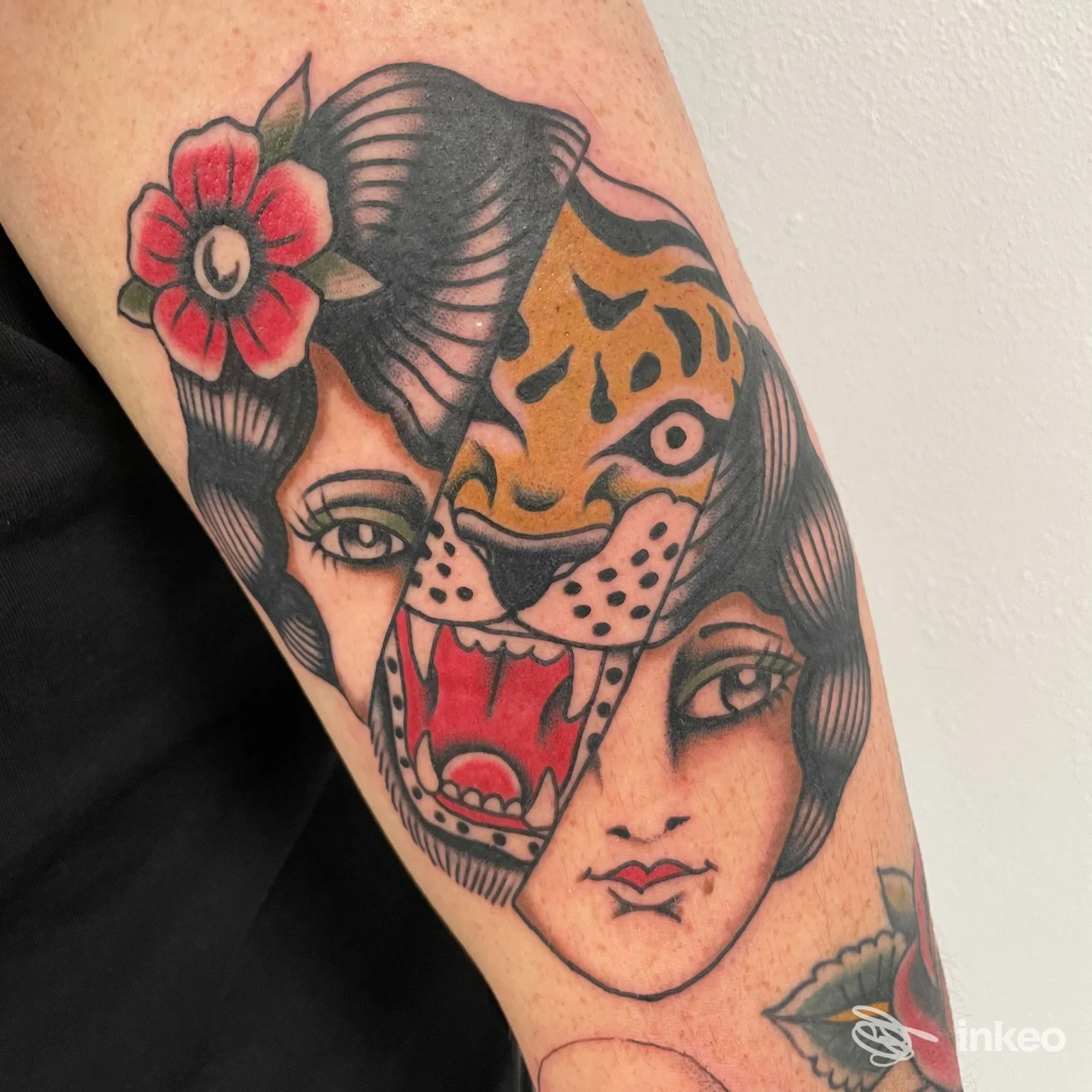 Tatuaggio su avambraccio con volto di donna fuso a una tigre ruggente, lavoro a colori fotografato per Obsolete Tattoo studio, Arezzo.