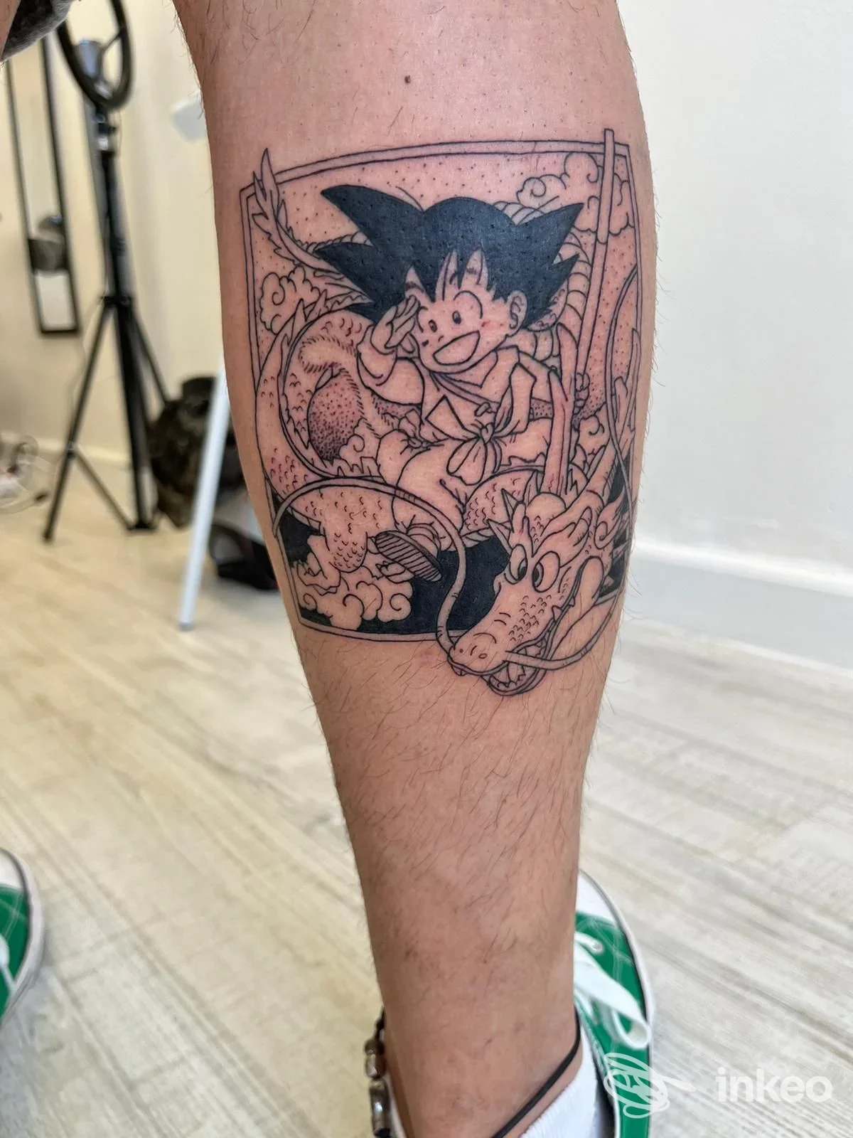 Tatuaggio in bianco e nero su polpaccio che raffigura un personaggio in stile anime. Octopussy Ink TATTOO STUDIO, Pisa.