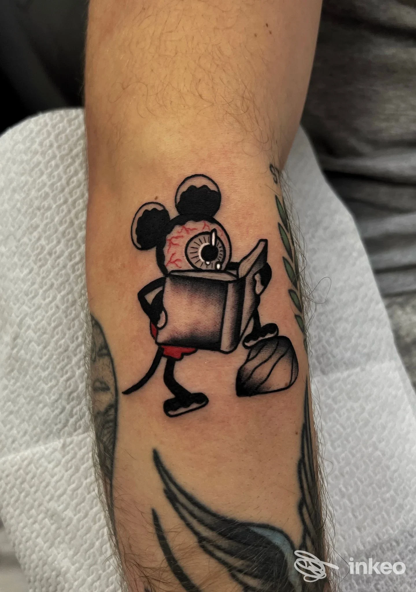 Tatuaggio su avambraccio di personaggio cartoon che legge un libro, Officina 95 tattoo studio, Castelfranco Piandiscò.