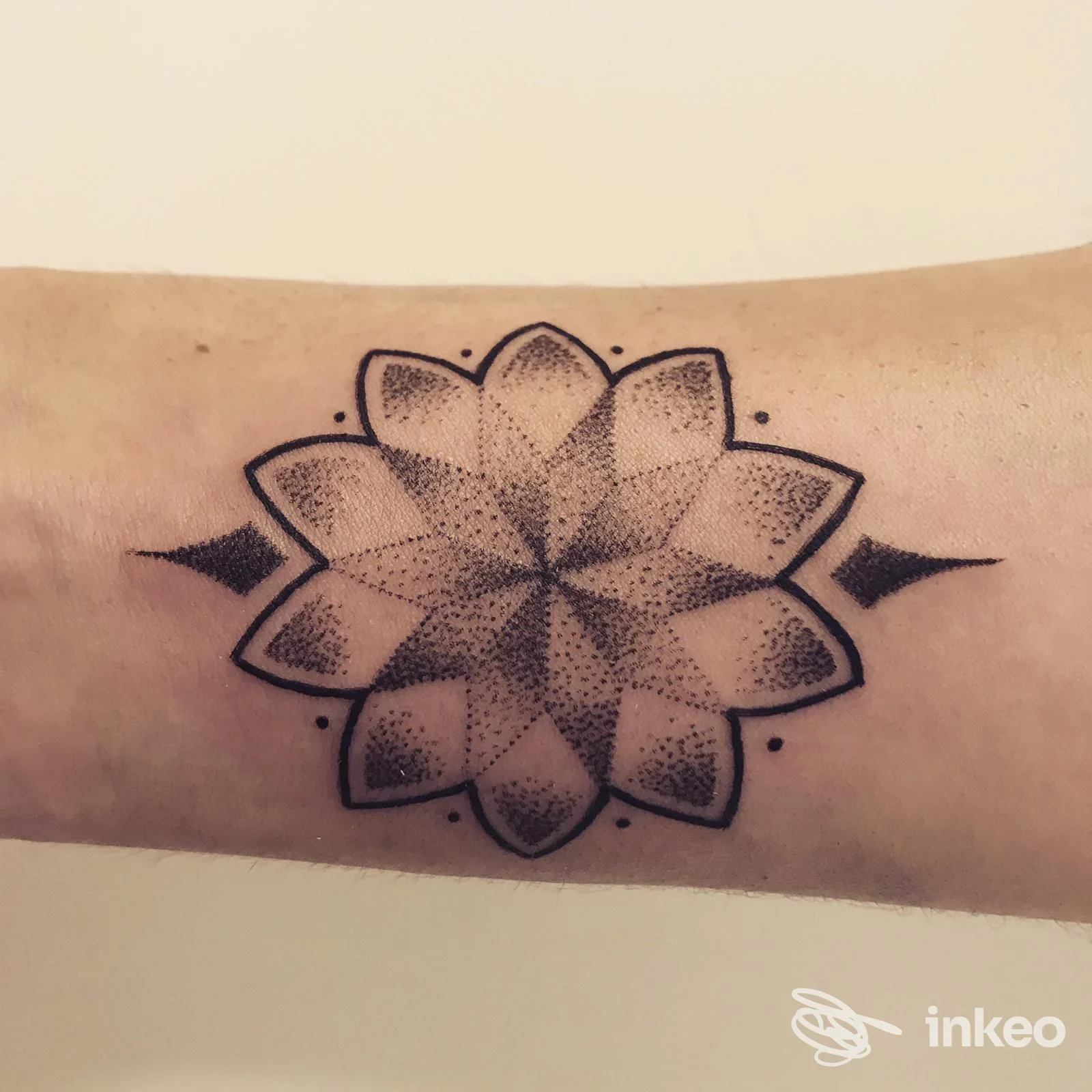 Tatuaggio geometrico in dotwork su avambraccio, foto condivisa da Officina Tatuaggi a Ponsacco.