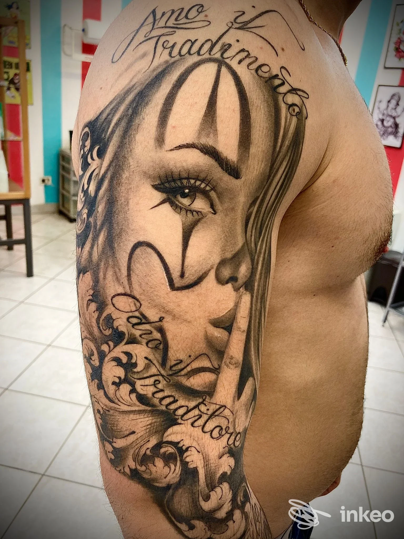 Grande tatuaggio su braccio e spalla fotografato nello studio Pablo's Tattoo a Sesto Fiorentino, ritratto stilizzato in nero.