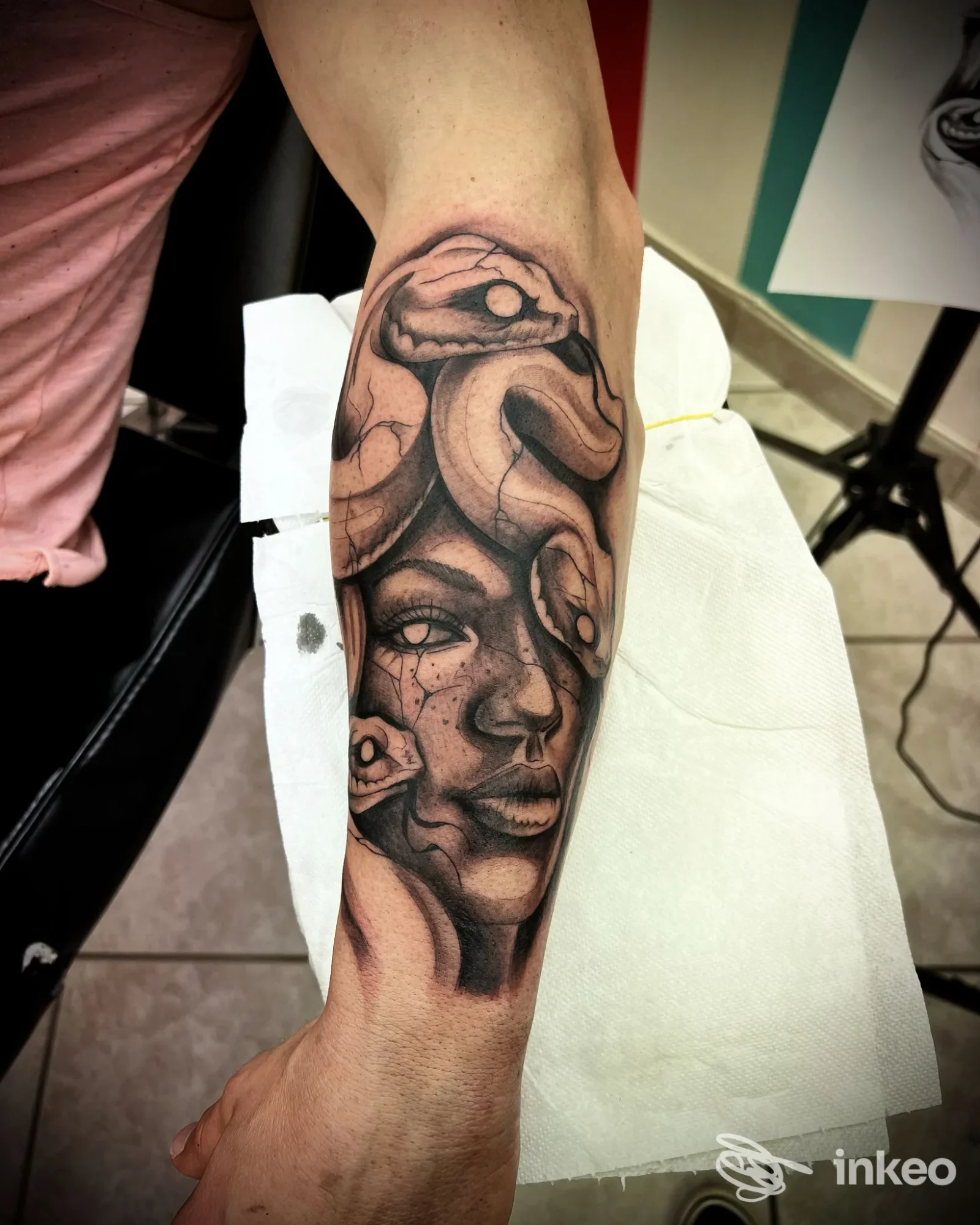 Tatuaggio in bianco e nero su avambraccio con volto femminile e serpenti, Pablo's Tattoo, Sesto Fiorentino.