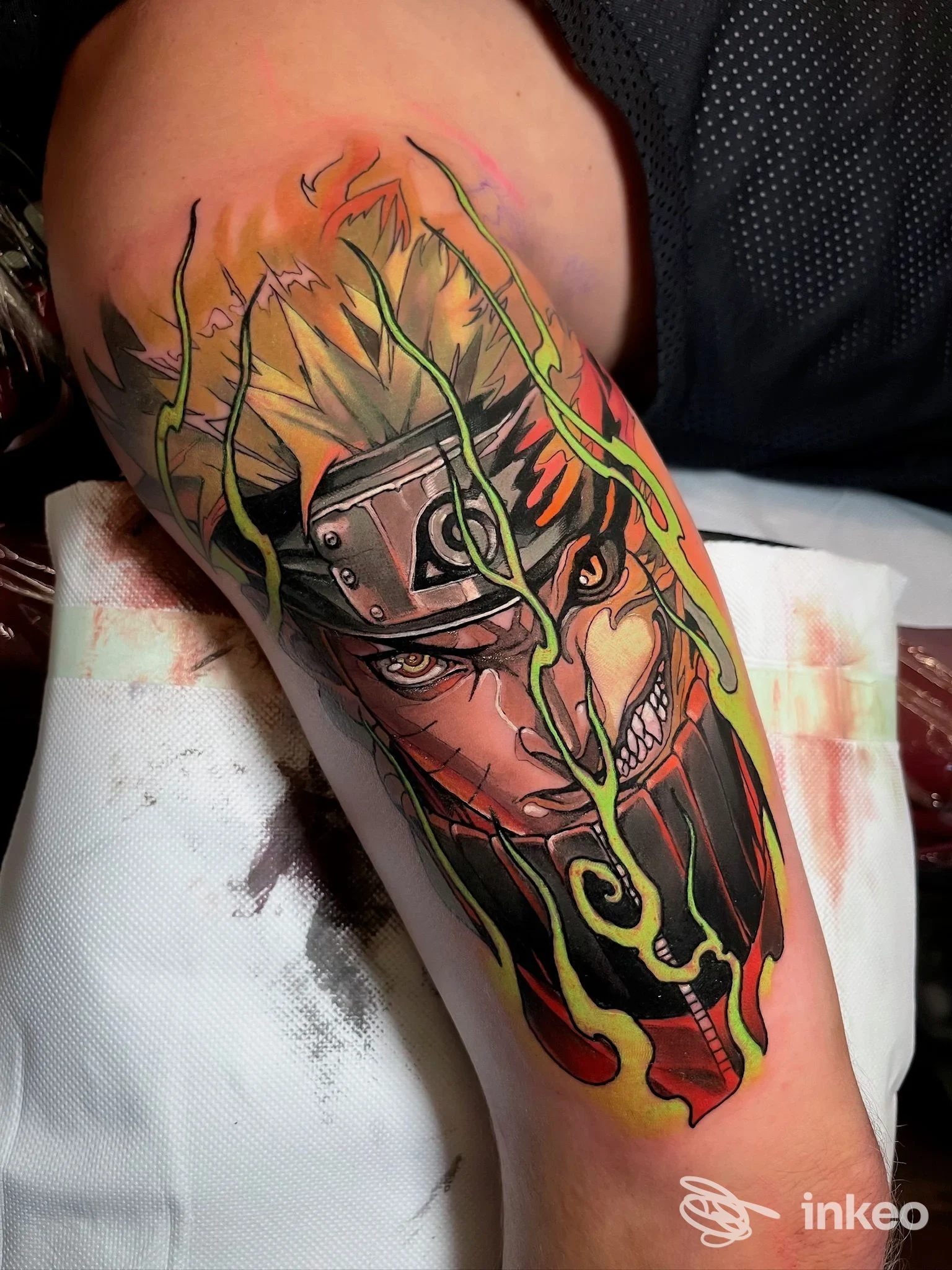 Tatuaggio a colori su coscia con grande volto in stile anime, foto fornita da Old Boys Electric Tattoo a Livorno.