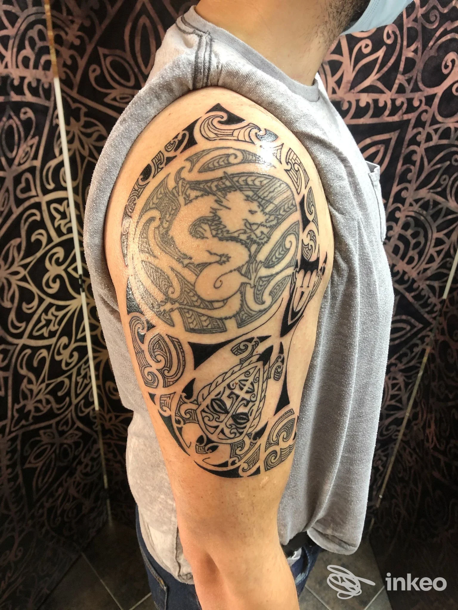 Ampio tatuaggio nero ornamentale sulla spalla e parte superiore del braccio, Red Dot Tattoo studio, Foiano della Chiana.