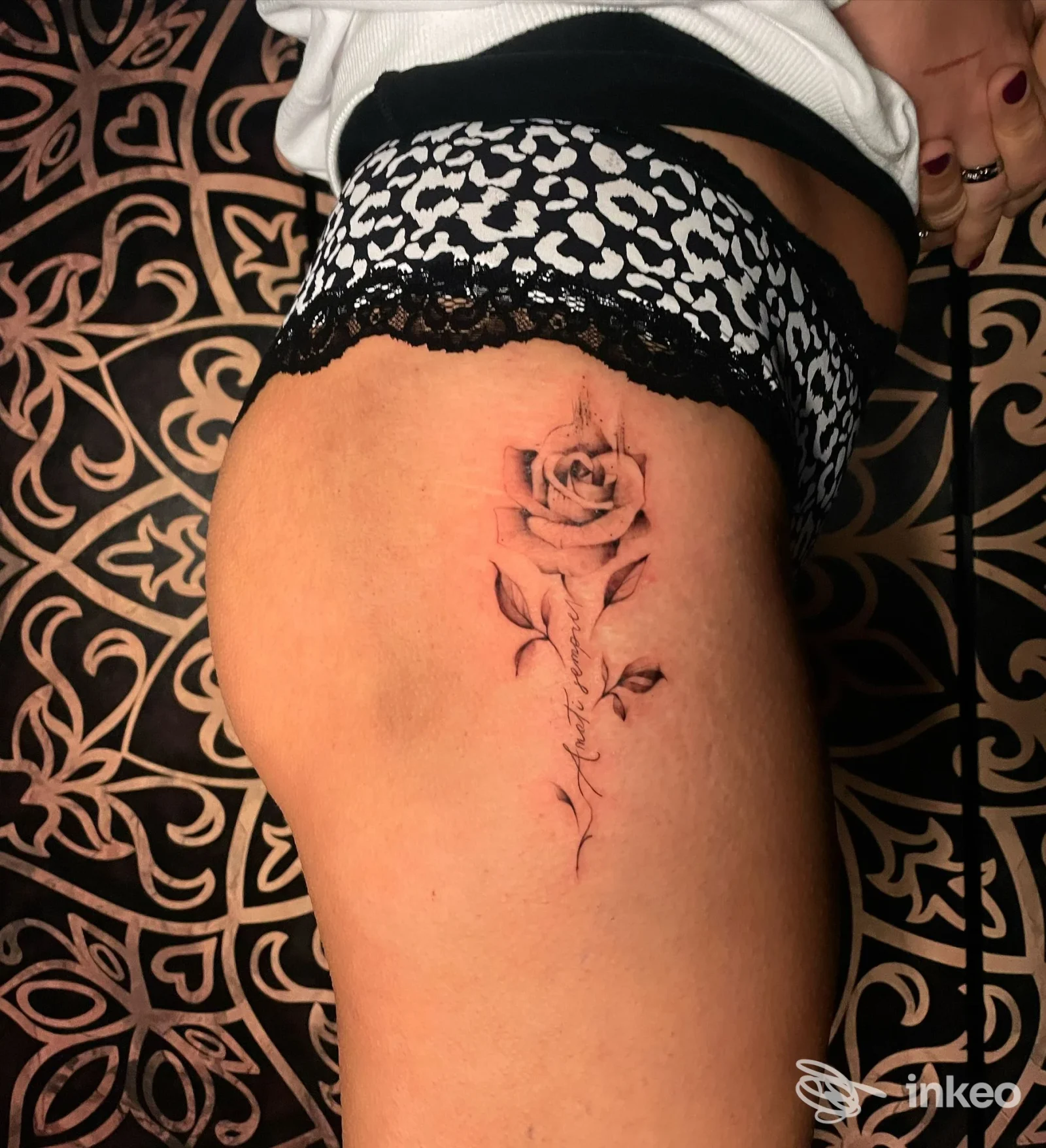 Tatuaggio rosa stilizzata sulla coscia, fotografia inviata da Red Dot Tattoo studio, Foiano della Chiana.