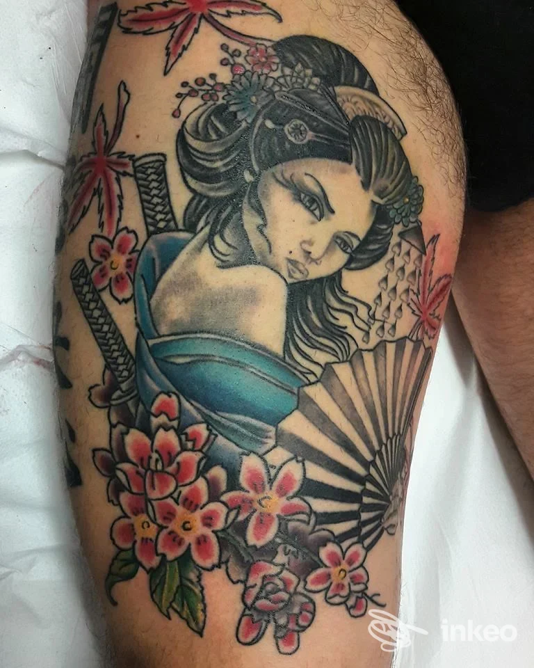 Tatuaggio grande su coscia con figura in stile giapponese, ventaglio e fiori — Red House Tattoo, Livorno.