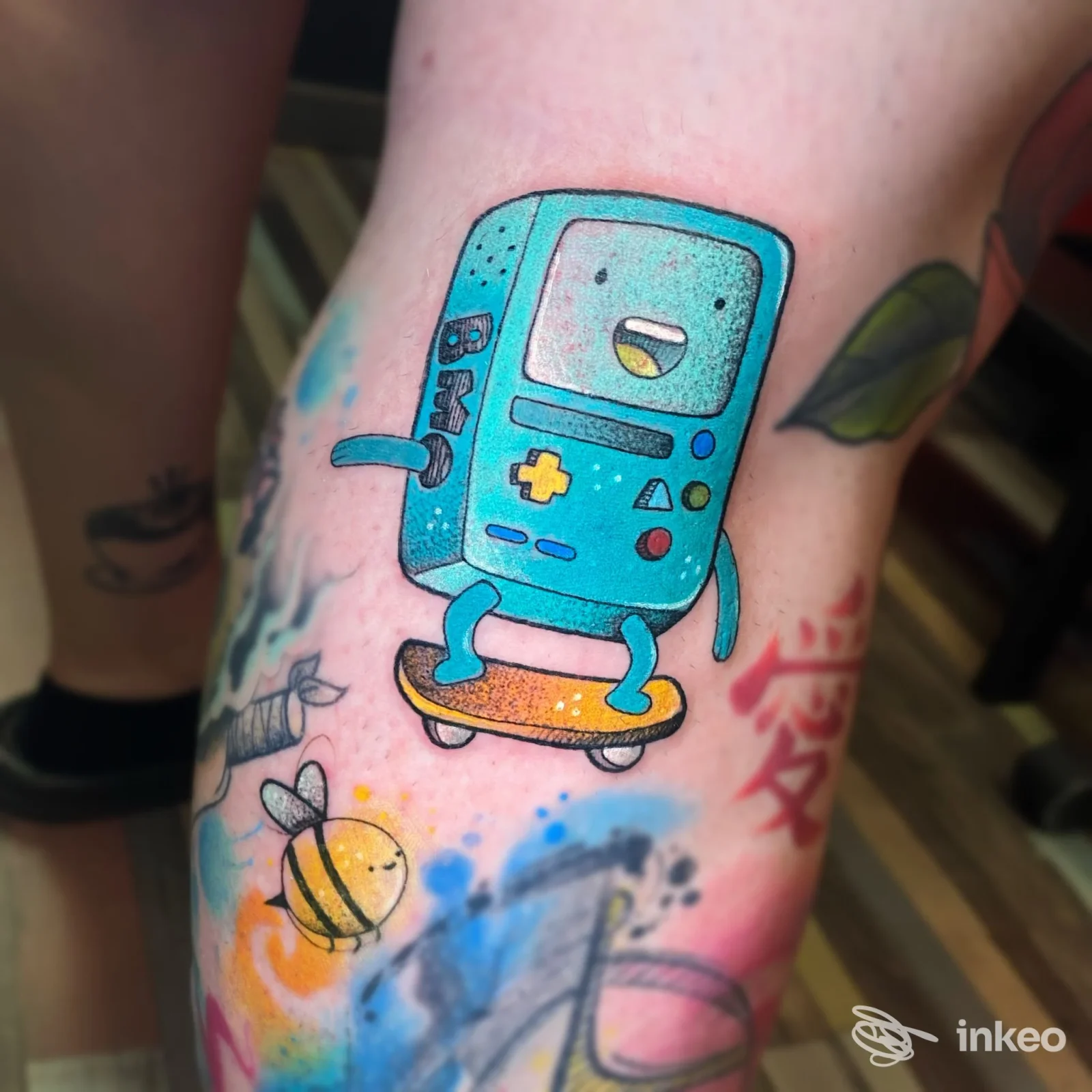 Tatuaggio colorato di personaggio cartoonesco sul polpaccio, immagine fornita da Rott3n Tattoo, Livorno.