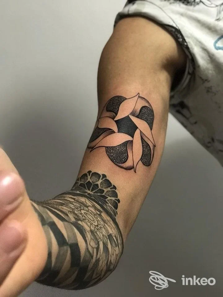 Tatuaggi geometrici in nero su avambraccio e parte interna del braccio, foto inviata dallo studio SHADOW Ink tattoo - LOCARINI, Cascina.