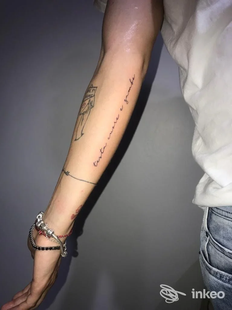 Avambraccio con tatuaggi linework e scritta, fotografia per SHADOW Ink tattoo - Locarini, Cascina.