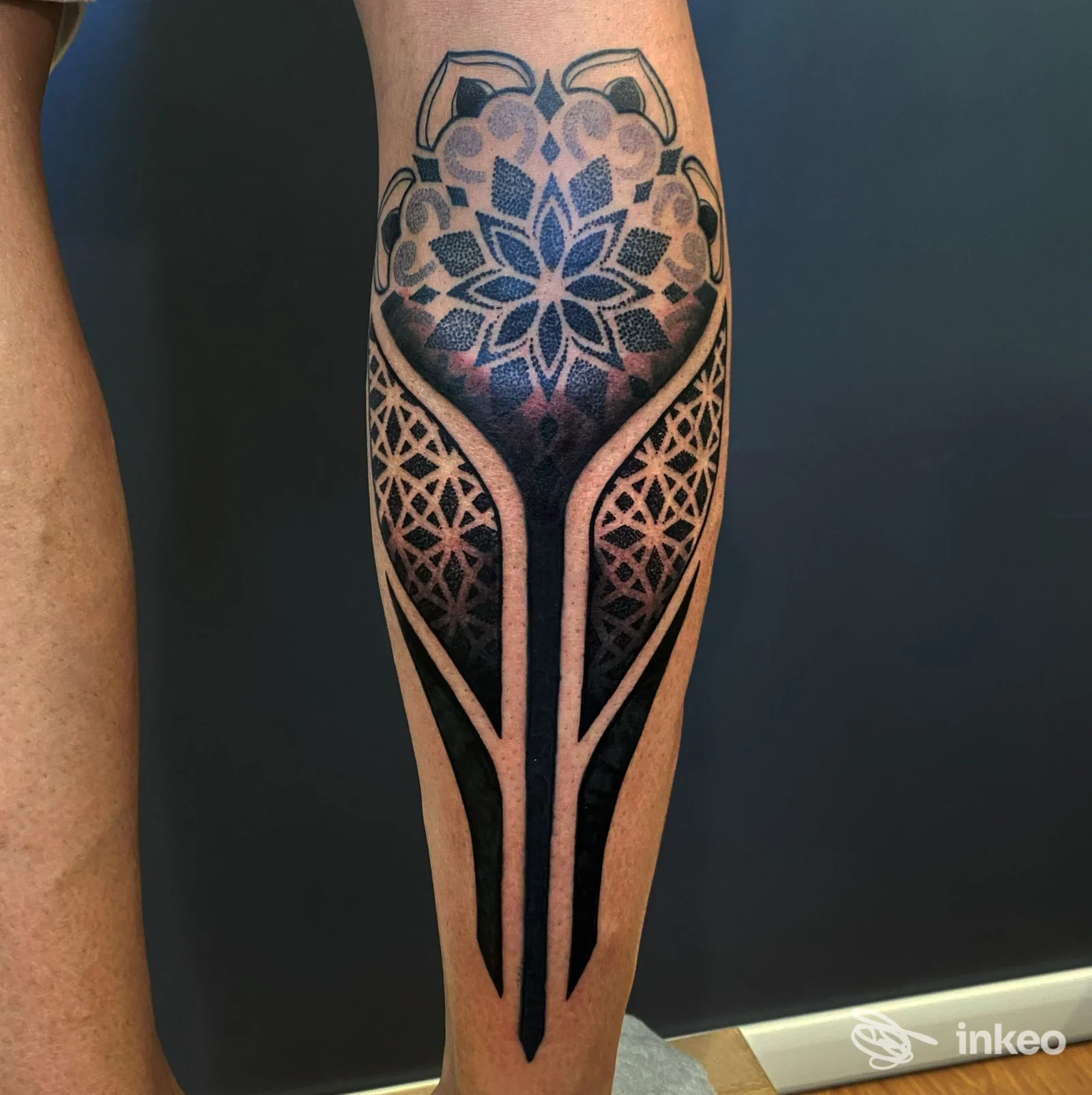 Tatuaggio geometrico in bianco e nero sul polpaccio, foto fornita da Scribble Tattoo, Lucca.