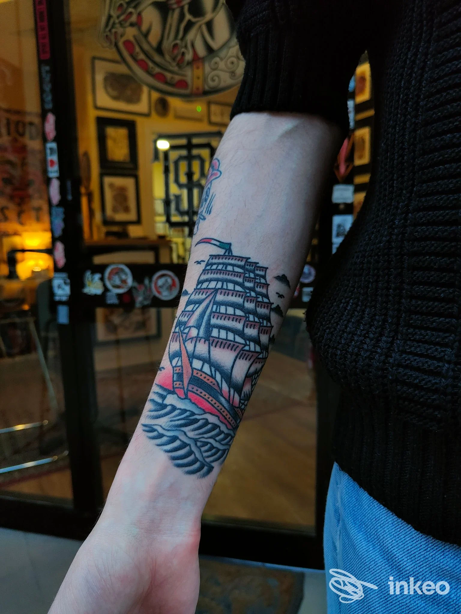 Avambraccio con tatuaggio di una nave a vele su onde, foto di Siena Classic Tattooing, Siena.