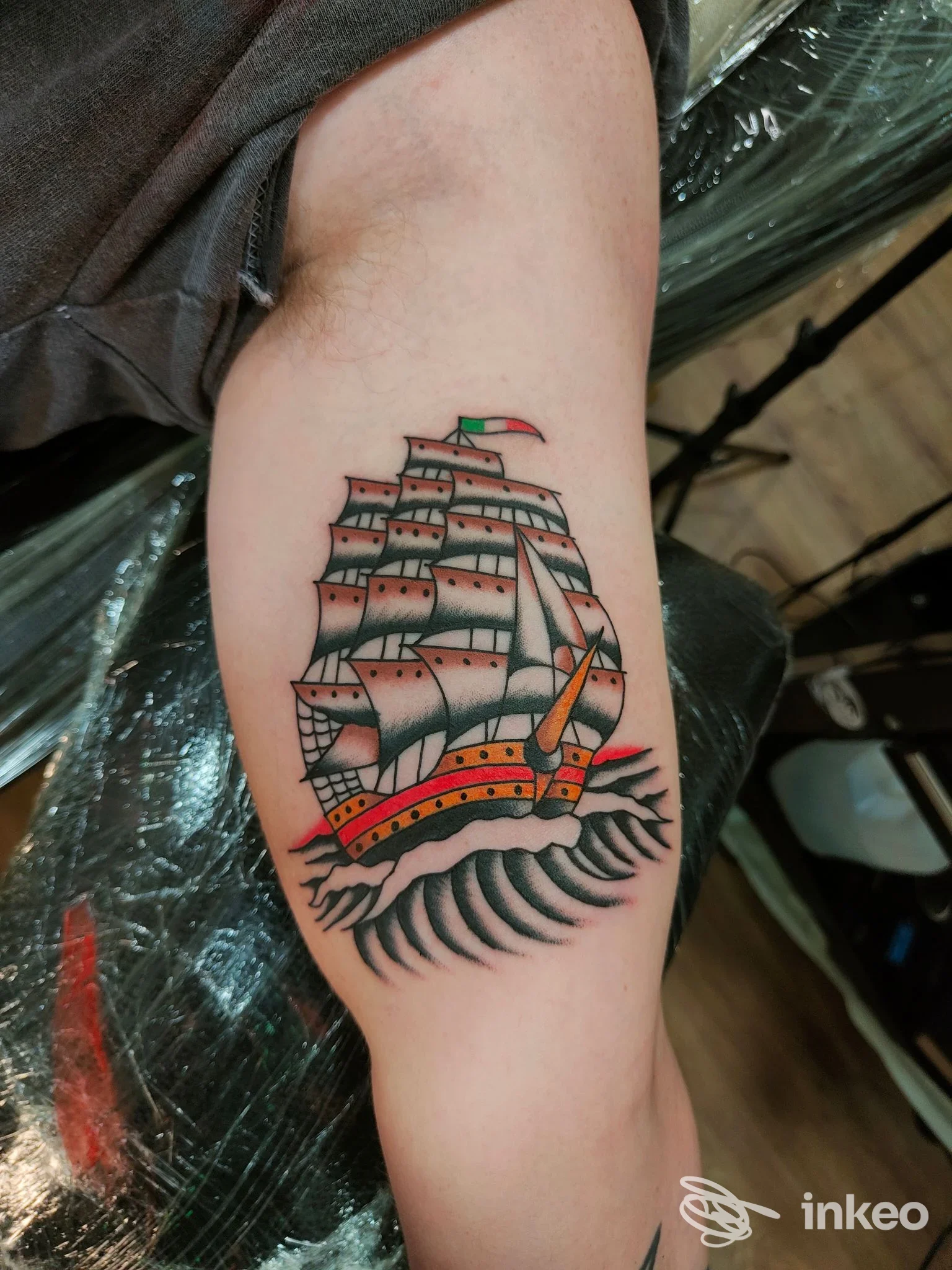 Barca a vela tradizionale tatuata sull'interno braccio, foto scattata nello studio Siena Classic Tattooing a Siena.