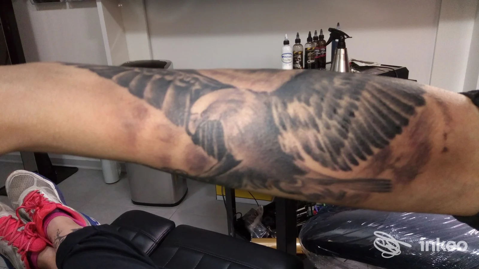 Grande tatuaggio a forma di ala in bianco e nero sull'avambraccio di un cliente, foto fornita da Sporchi di Inchiostro - Tattoo, Pistoia.