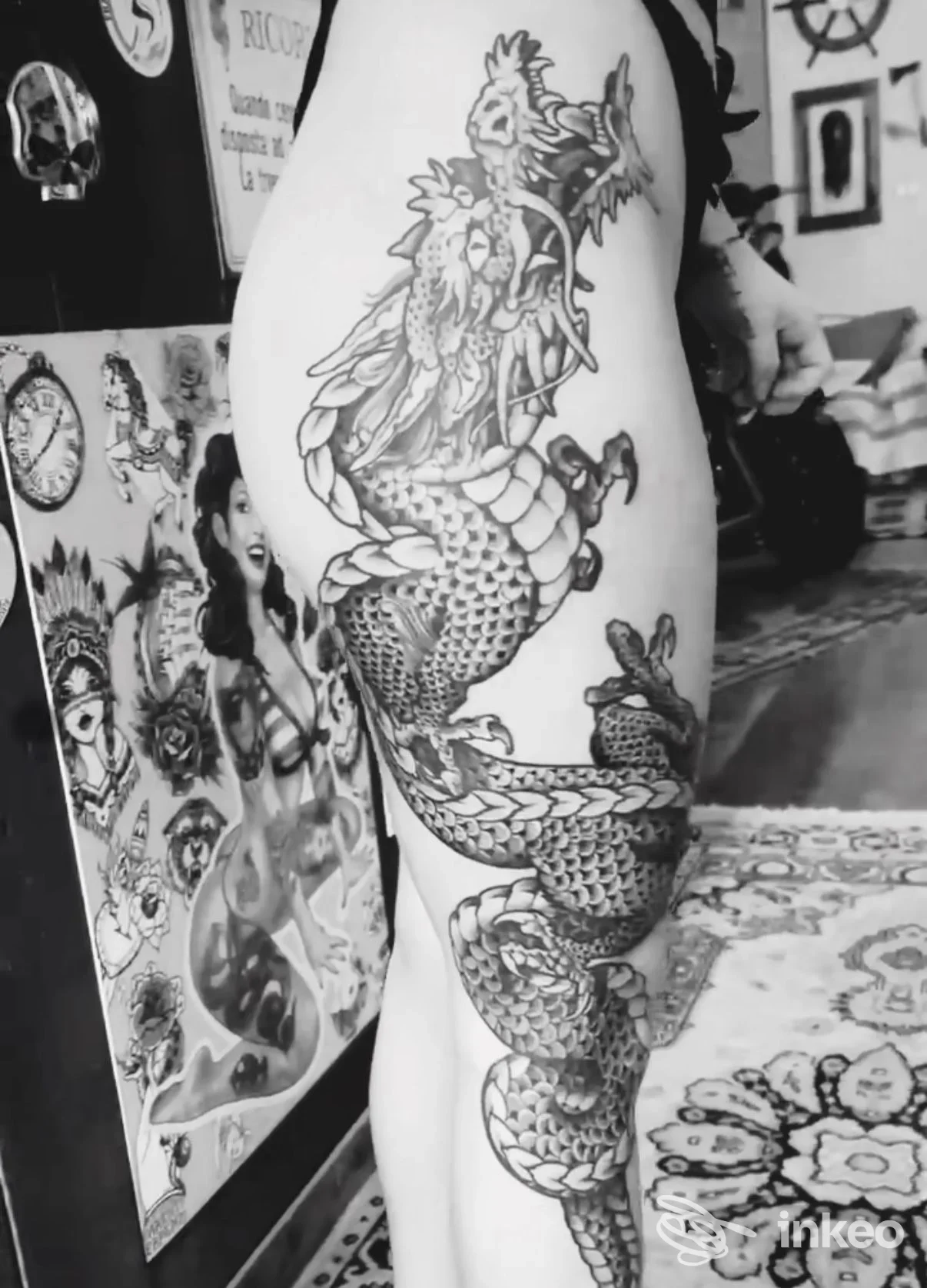 Grande tatuaggio a drago in bianco e nero sulla gamba, fotografato nello studio tattoo BigEd a Grosseto.