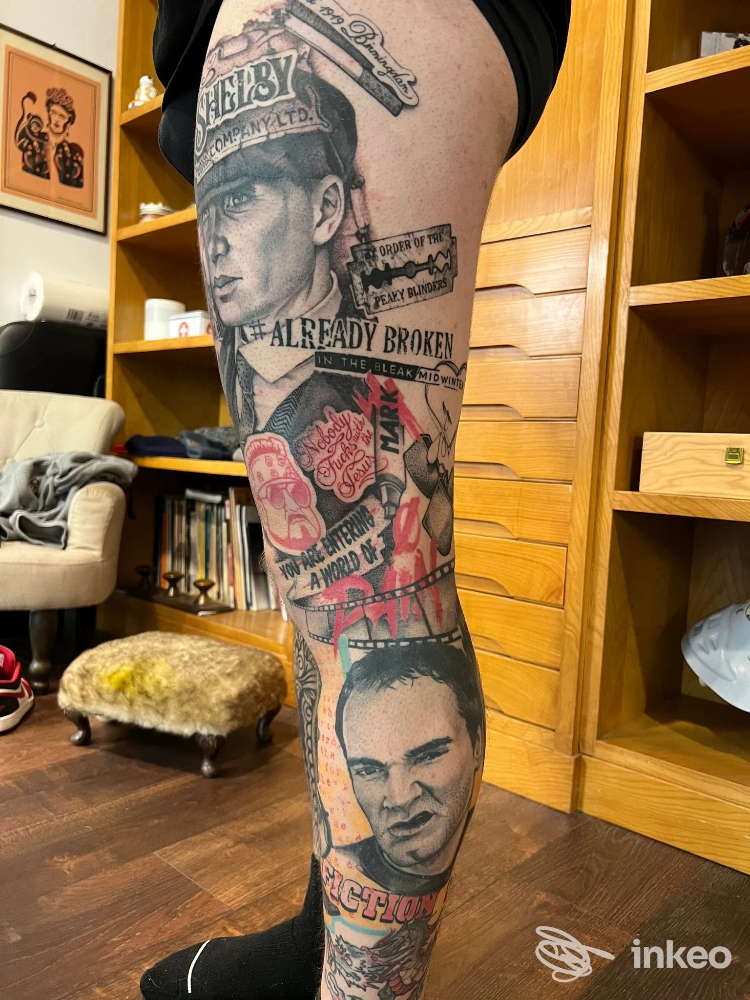 Gamba tatuata con più ritratti in bianco e nero, scritte e elementi colorati; dettagli mostrati per Studio tattoo BigEd a Grosseto.