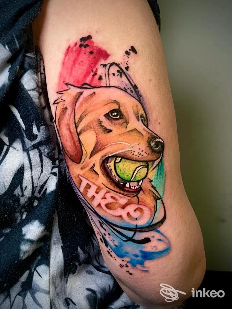 Tattoo a colori su braccio raffigurante un cane in stile fumetto, con sfondo colorato, realizzato sulla pelle.