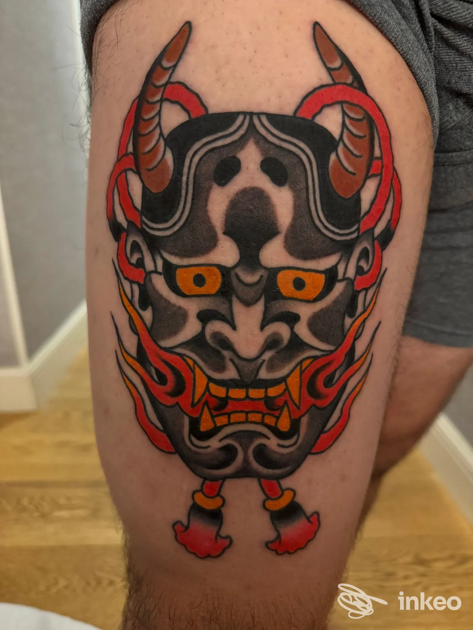 Grande tatuaggio Hannya sul lato della coscia, colori vivi e linee nette, realizzato da Samuele Briganti - Bold Will Hold Tattoo, Firenze.