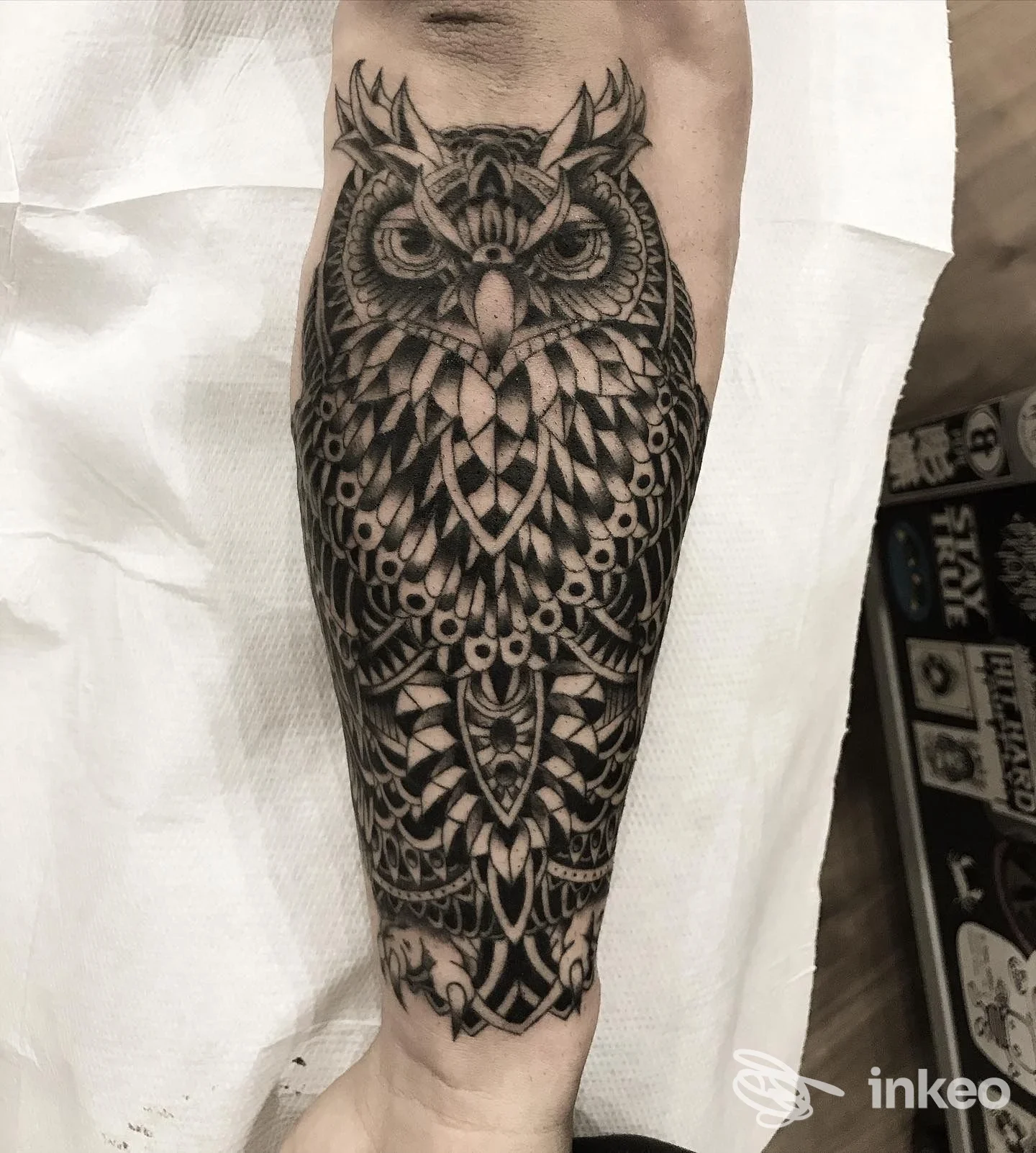 Avambraccio con grande tatuaggio gufo in stile blackwork/ornamentale, Tattoo Circus (CAPA), Bientina.