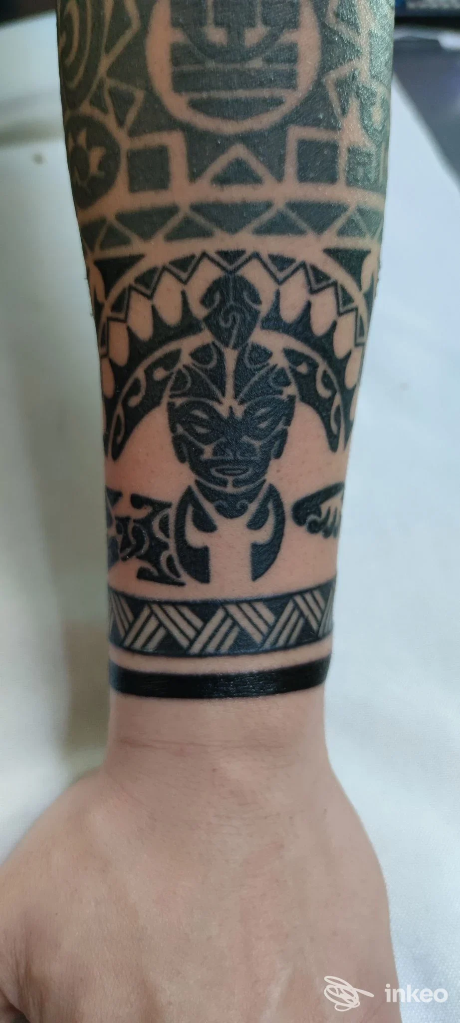 Tatuaggio tribale nero su avambraccio mostrato da Tattoo Studio Ink2, Capannori.