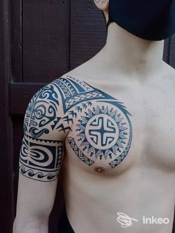 Tatuaggio tribale nero su spalla e petto destro, foto scattata presso Tattoo e Piercing Studio Pisa a Pisa.