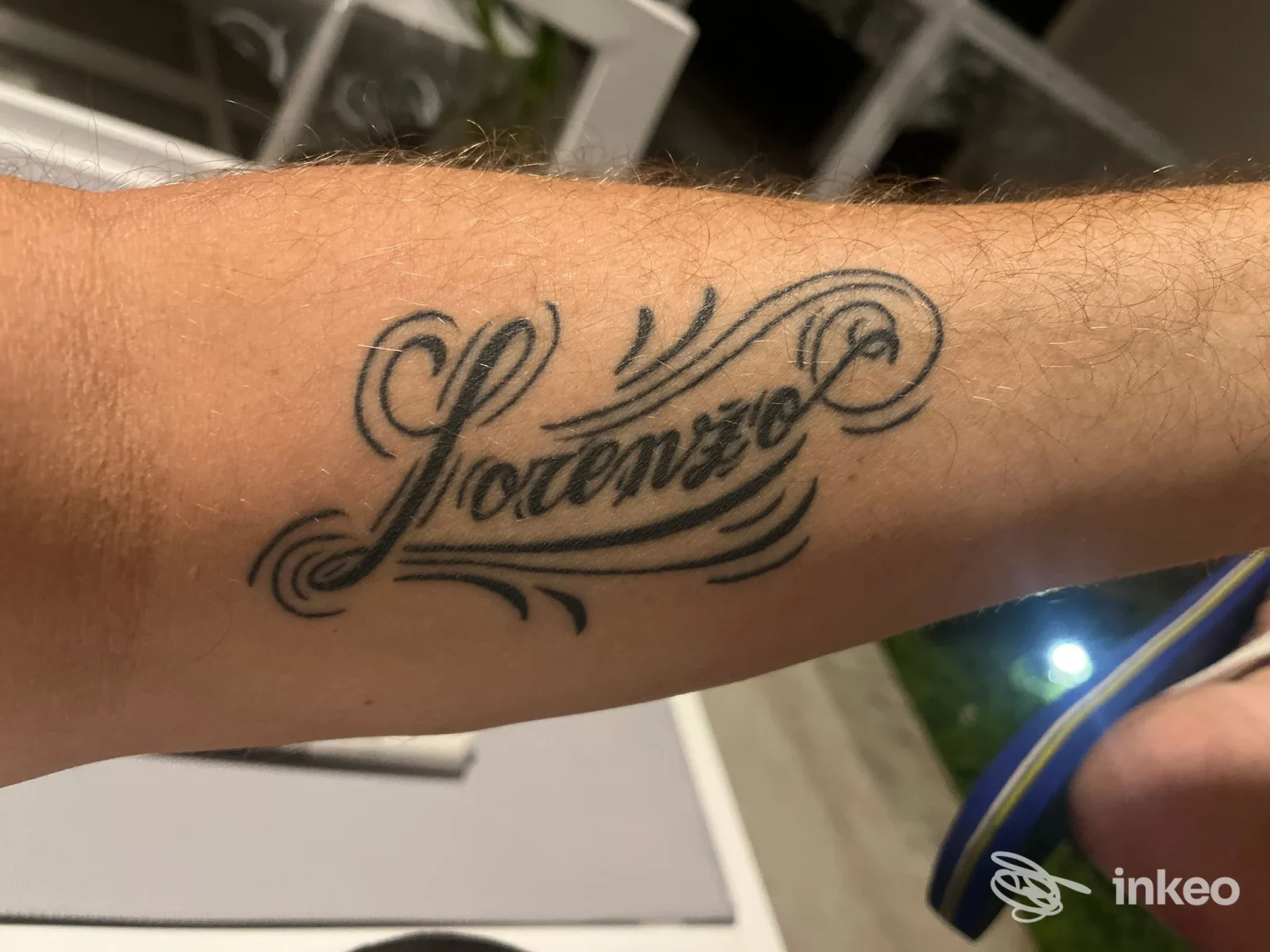 Tatuaggio lettering 'Lorenzo' sull'avambraccio, fotografia fornita dallo Tattoo e Piercing Studio Pisa, Pisa.