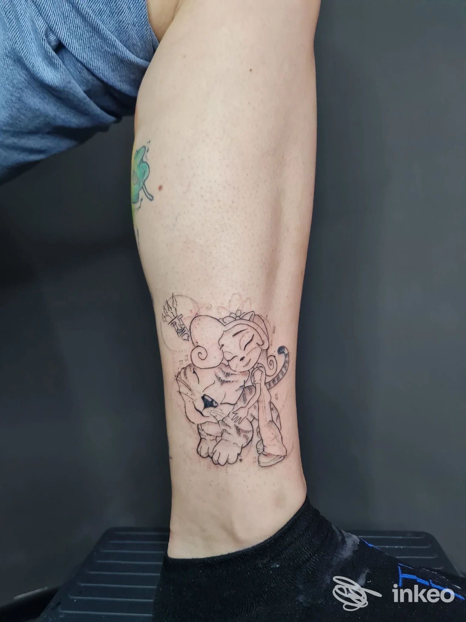Tatuaggio linework su parte inferiore del polpaccio, foto inviata da Tattoo Shop a Massa.