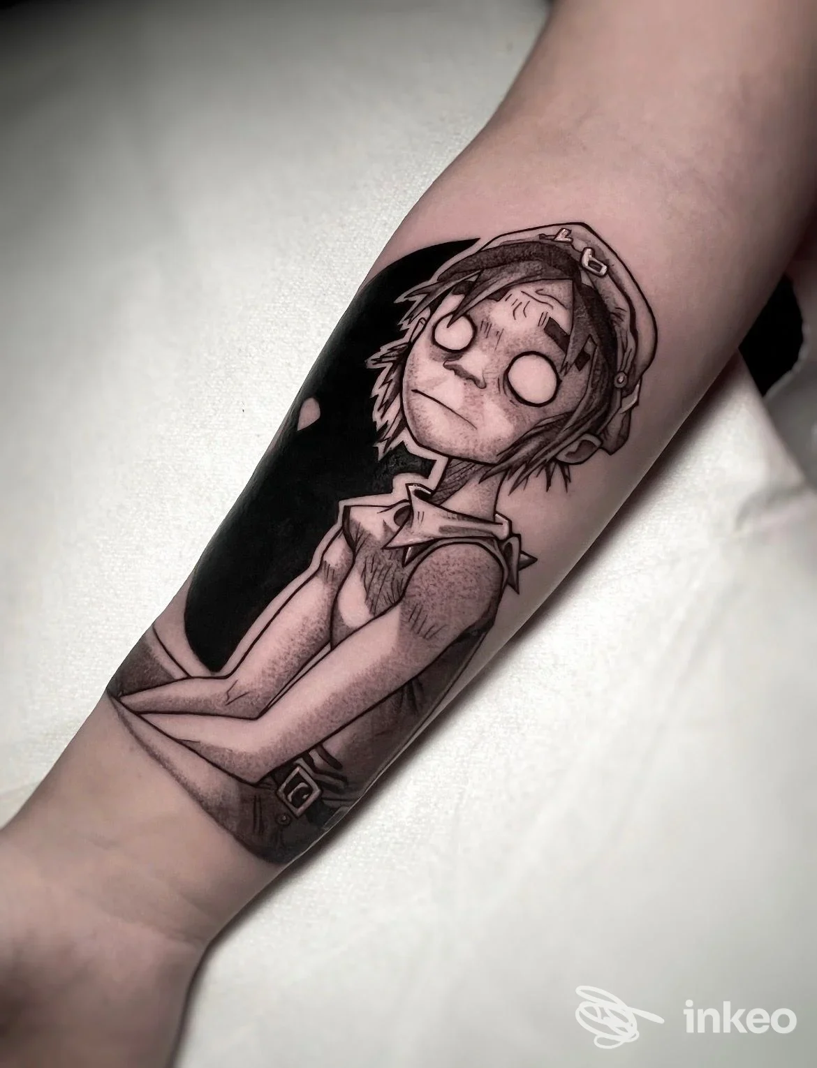 Tatuaggio figurativo in bianco e nero sull'avambraccio, realizzato da Tattoo lo Schizzato a Monsummano Terme.