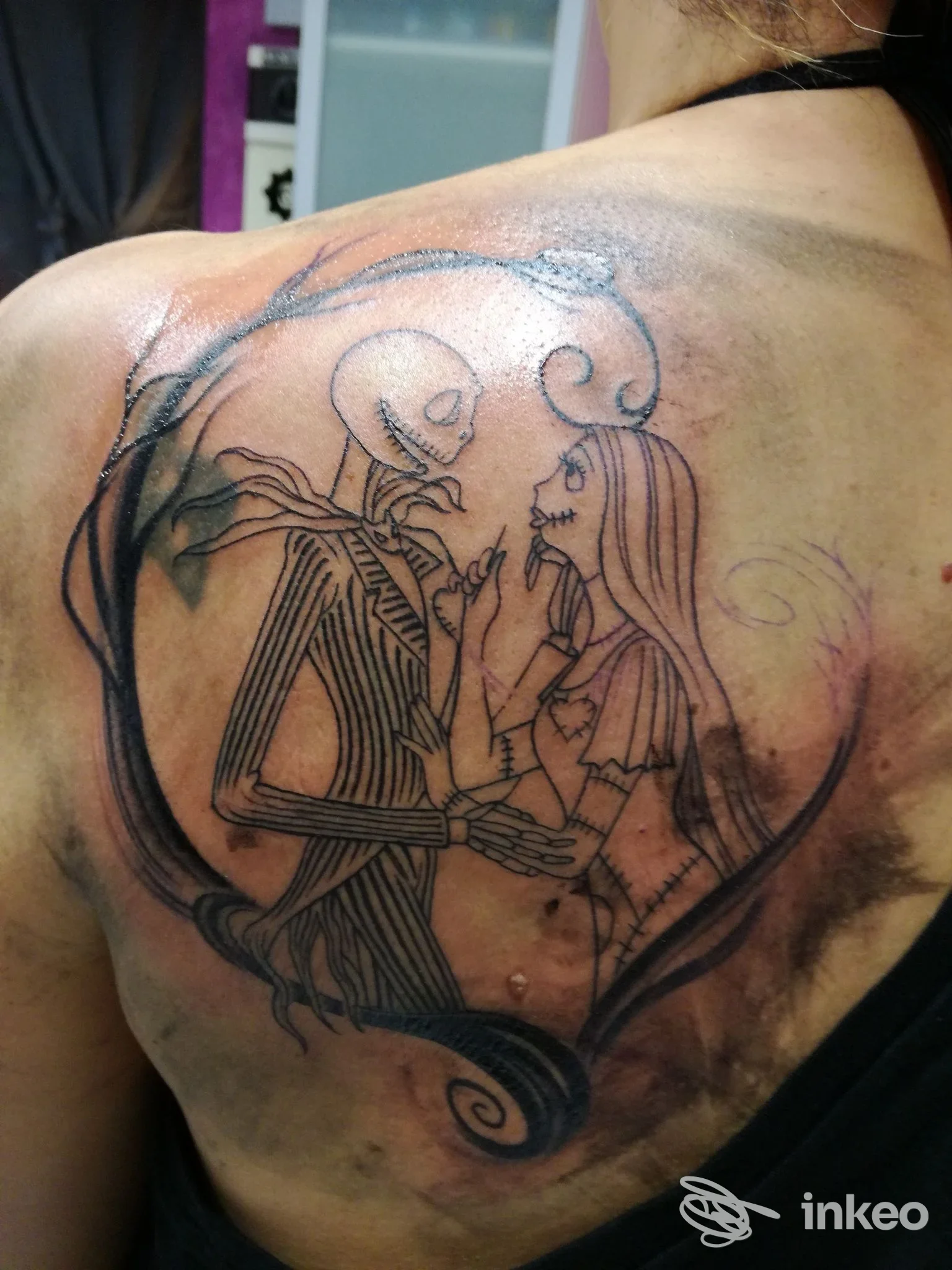 Tatuaggio su spalla/scapola con due figure scheletriche, Tattoozone Di Grassolini Valentina & Atma Lai, Bagno a Ripoli.
