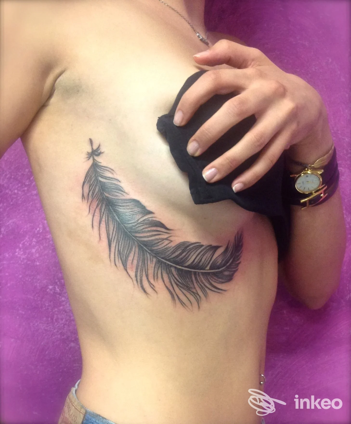 Dettaglio di un tatuaggio a piuma sul fianco sotto il seno, fotografia per Tattoozone di Grassolini Valentina & Atma Lai, Bagno a Ripoli.