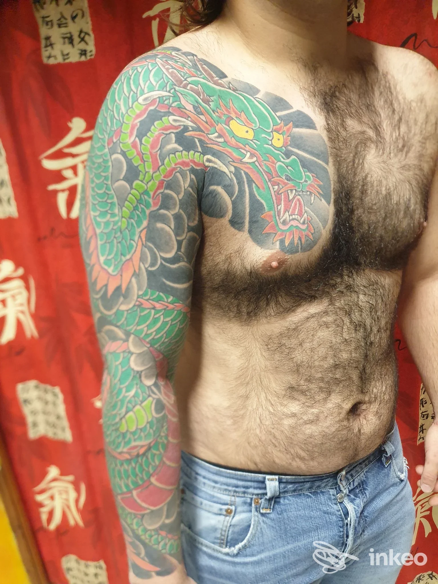 Ampio tatuaggio tradizionale giapponese a forma di drago sul braccio sinistro e sul pettorale, foto inviata dallo studio Tatuaggi Di Marco Fantoni, Livorno.