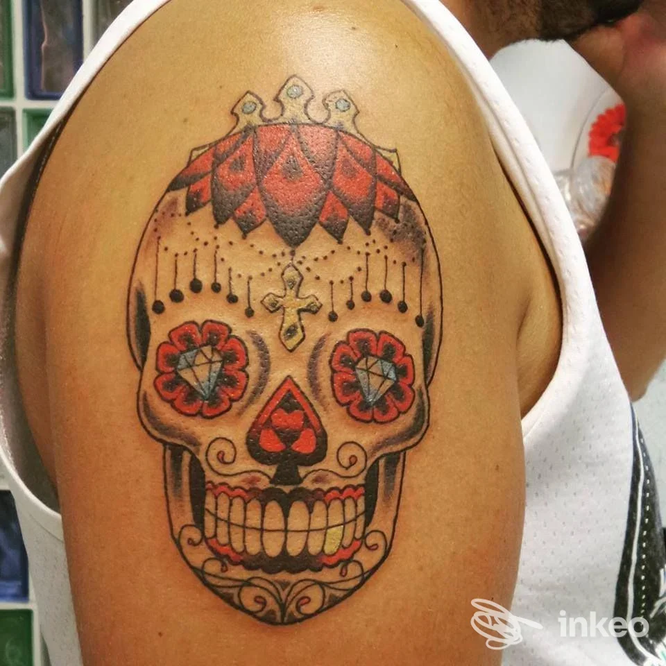 Tatuaggio sugar skull colorato sul braccio superiore, foto inviata da Tatuando Di Squarcia Mara, Grosseto.