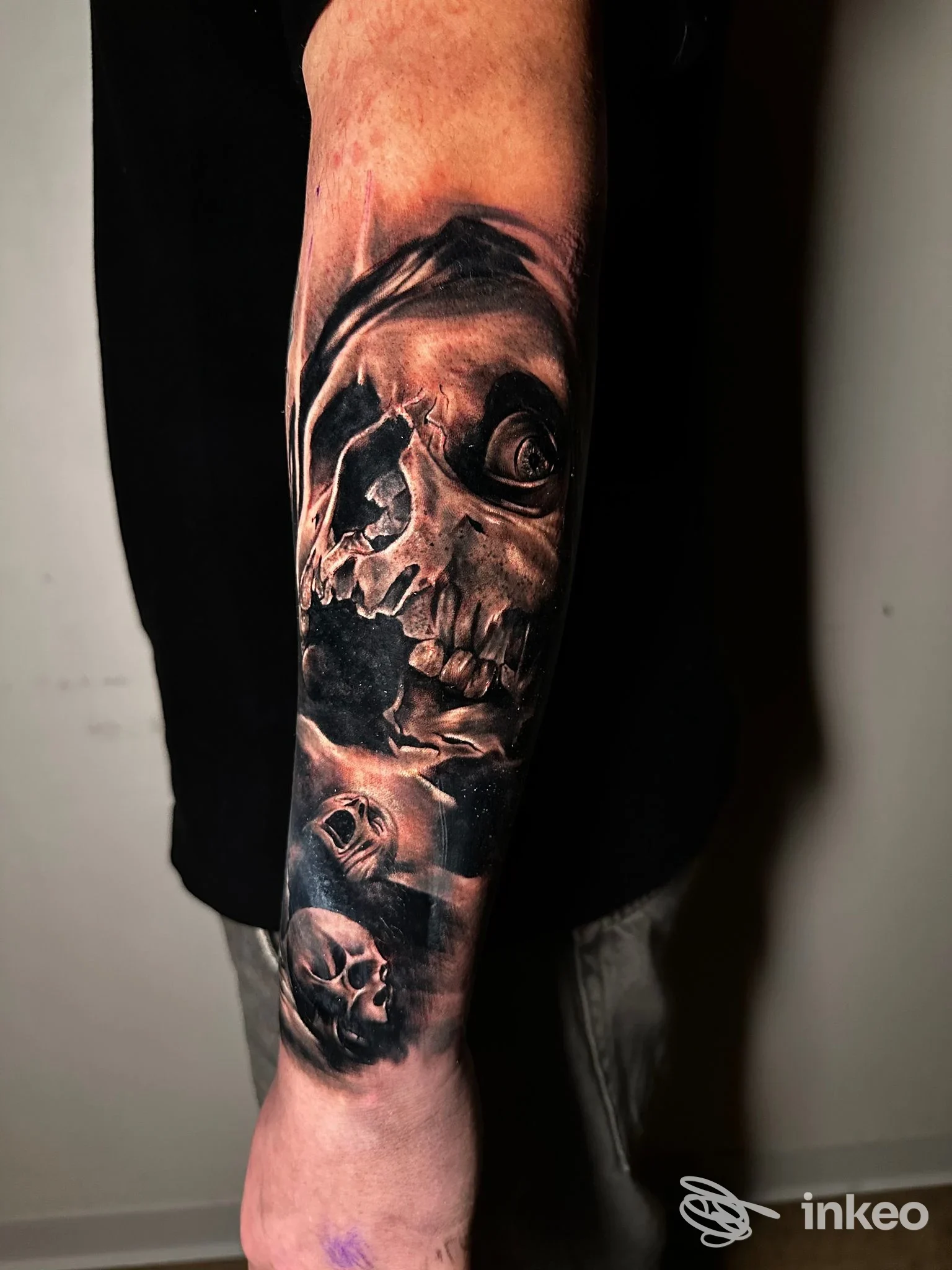 Tatuaggio realistico black & grey di teschi sull'avambraccio, The OutLine Art Studio, Carrara.